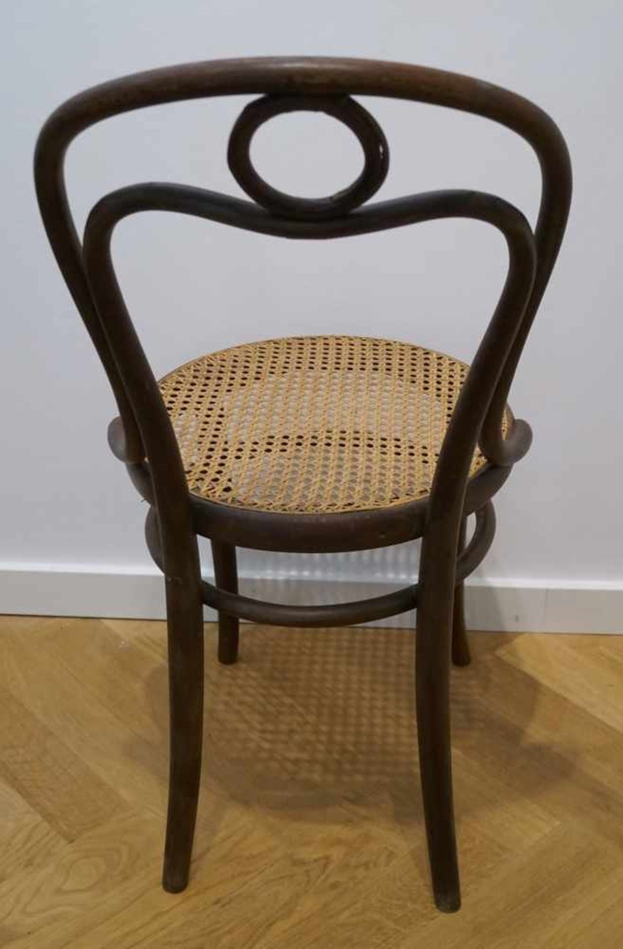 Vier Thonet Bistrostühle Bugholz mit Korbgeflecht als Sitzfläche, 1. Hälfte des 20. Jhrds, signiert, - Bild 4 aus 5