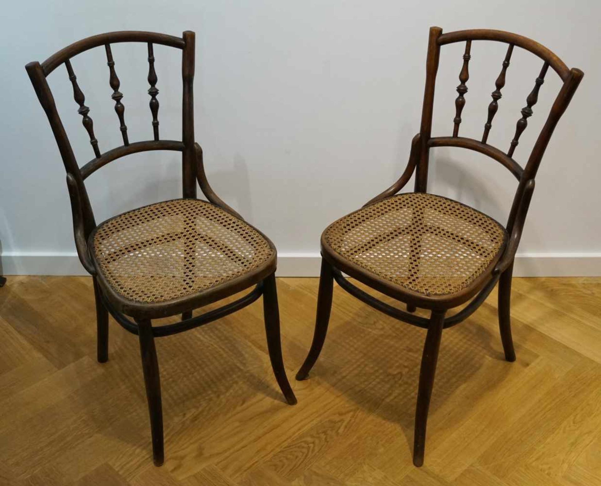 Zwei Thonet Stühle Bugholz, geflochtene Sitzflächen, Höhe 87 cm x Breite 40 cm x Tiefe 41 cm, in