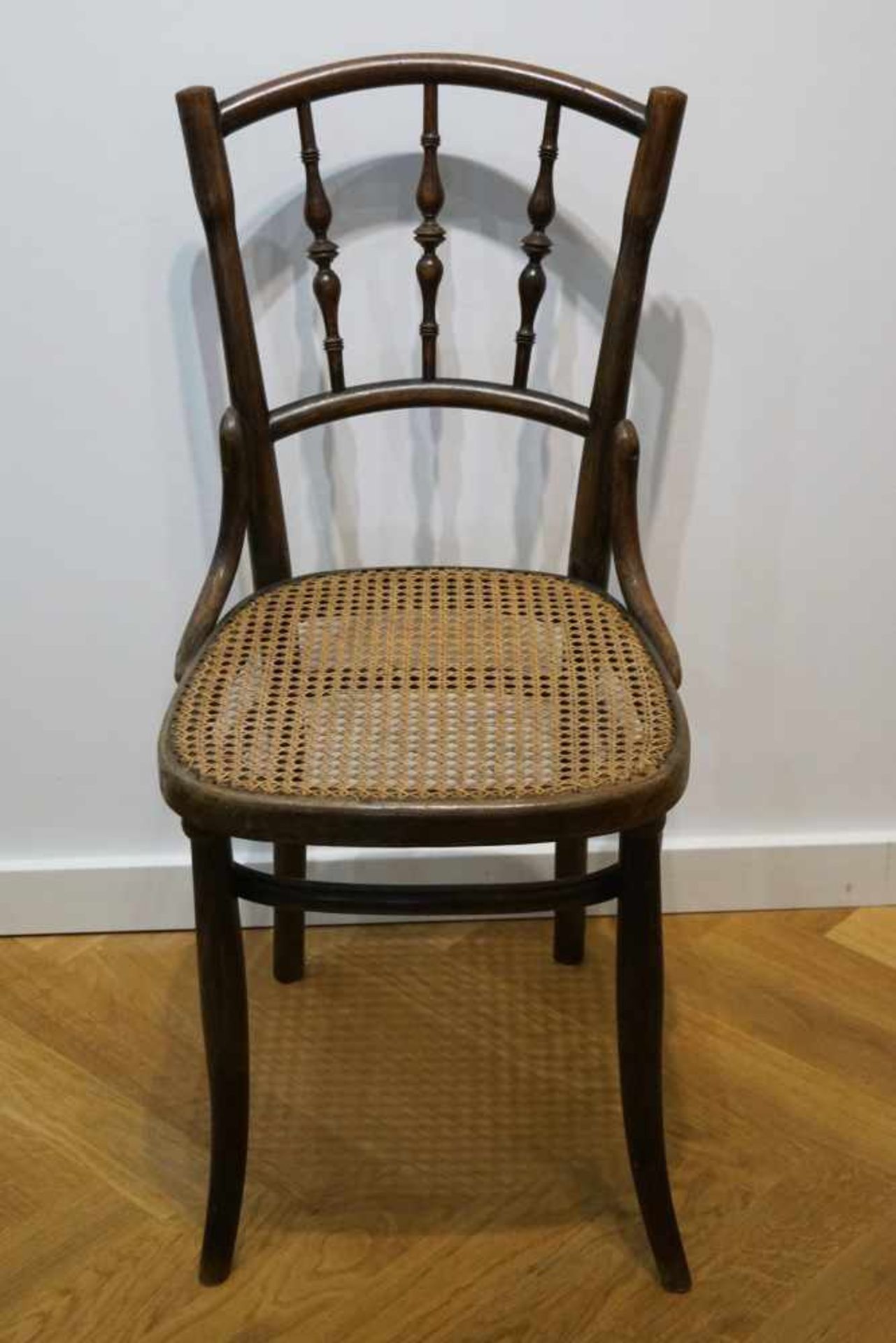 Zwei Thonet Stühle Bugholz, geflochtene Sitzflächen, Höhe 87 cm x Breite 40 cm x Tiefe 41 cm, in - Bild 2 aus 3