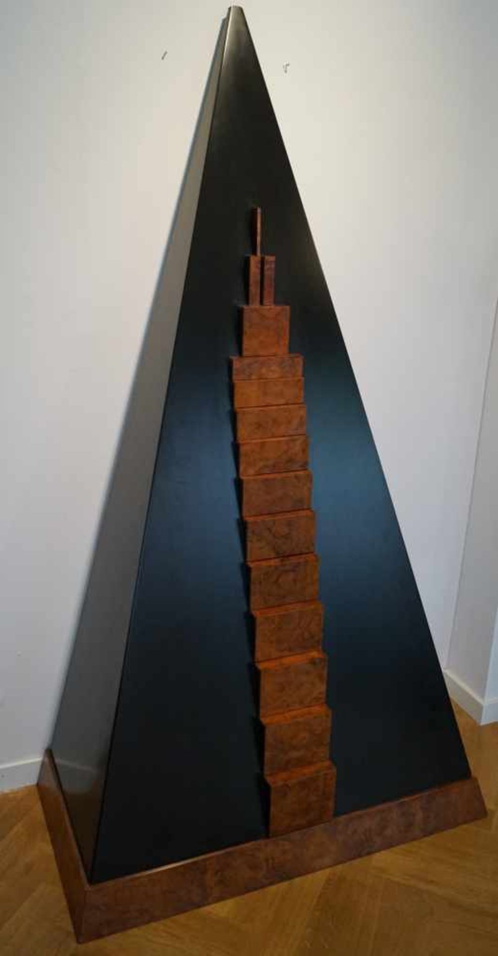 Pyramidenschrank, Andreas Weisheit (1937 - 2000) Pyramidenschrank, Thujawurzelholz und in