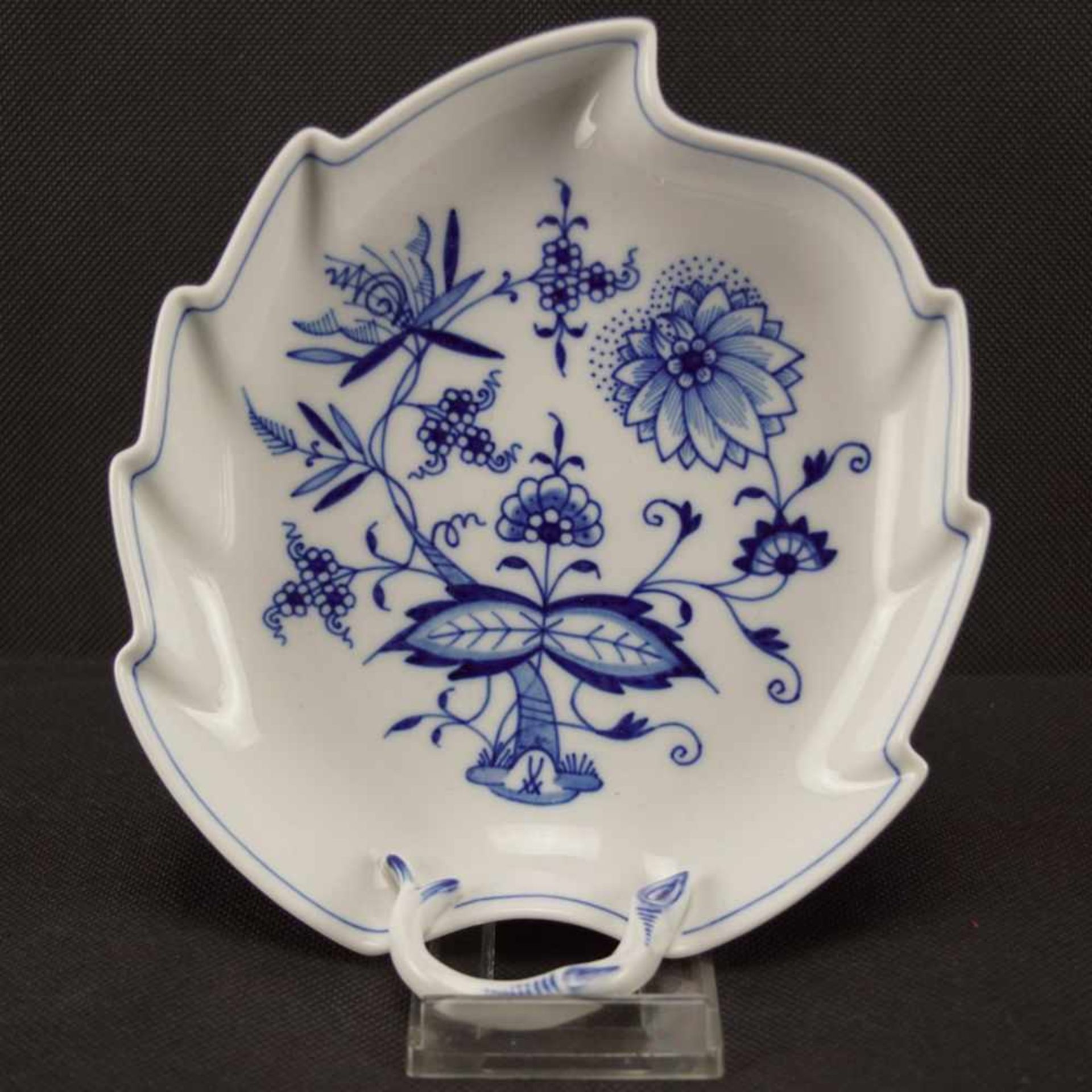 Blattschale, Meissen Schwertermarke 1. Wahl, Dekor Zwiebelmuster, Länge 19 cm x Breite 17 cm, in