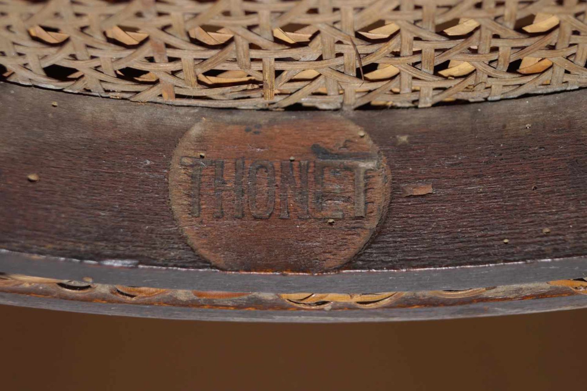 Vier Thonet Bistrostühle Bugholz mit Korbgeflecht als Sitzfläche, 1. Hälfte des 20. Jhrds, signiert, - Bild 5 aus 5
