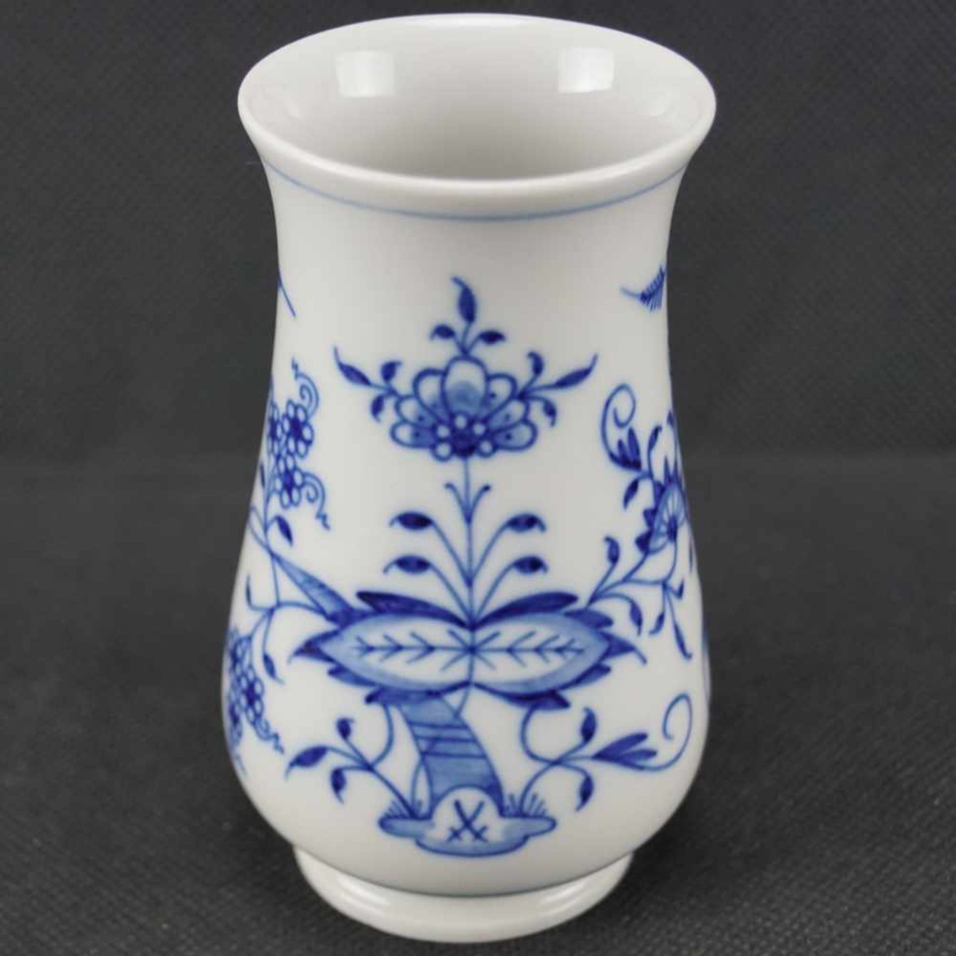 Kleine Vase, Meissen Schwertermarke 1. Wahl, Dekor Zwiebelmuster, Höhe 11 cm, in sehr gutem Zustand