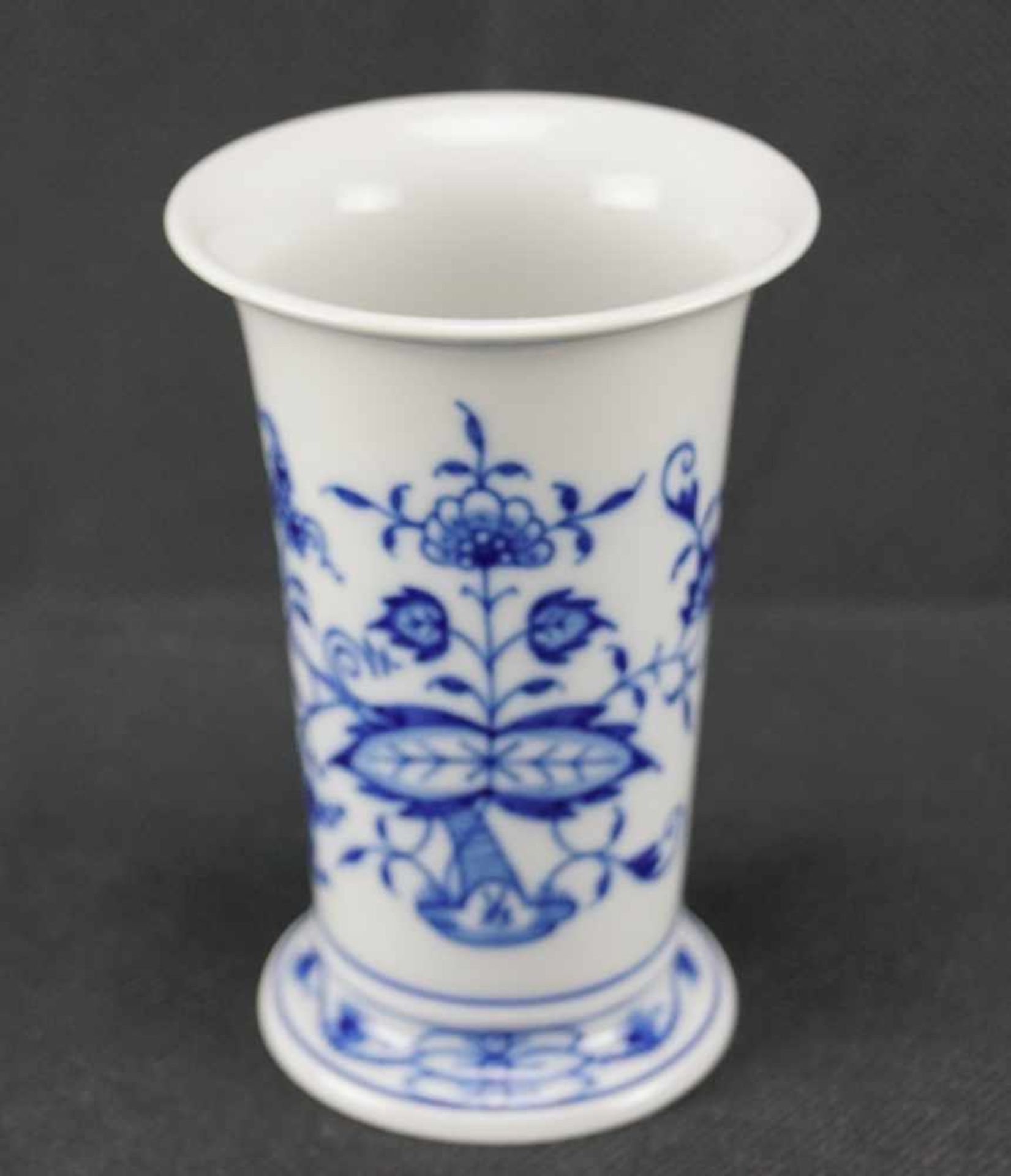 Kleine Kratervase, Meissen Schwertermarke 1. Wahl, Dekor Zwiebelmuster, Höhe 11 cm, in sehr gutem