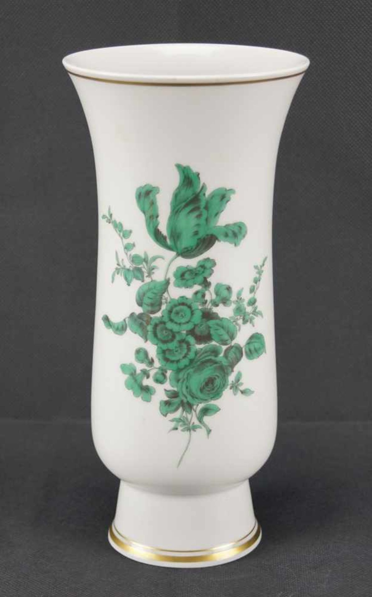 Stangenvase, MeissenSchwertermarke 1. Wahl, kupfergrüne Blumenbukettmalerei, Goldrand, Höhe 24,5 cm,