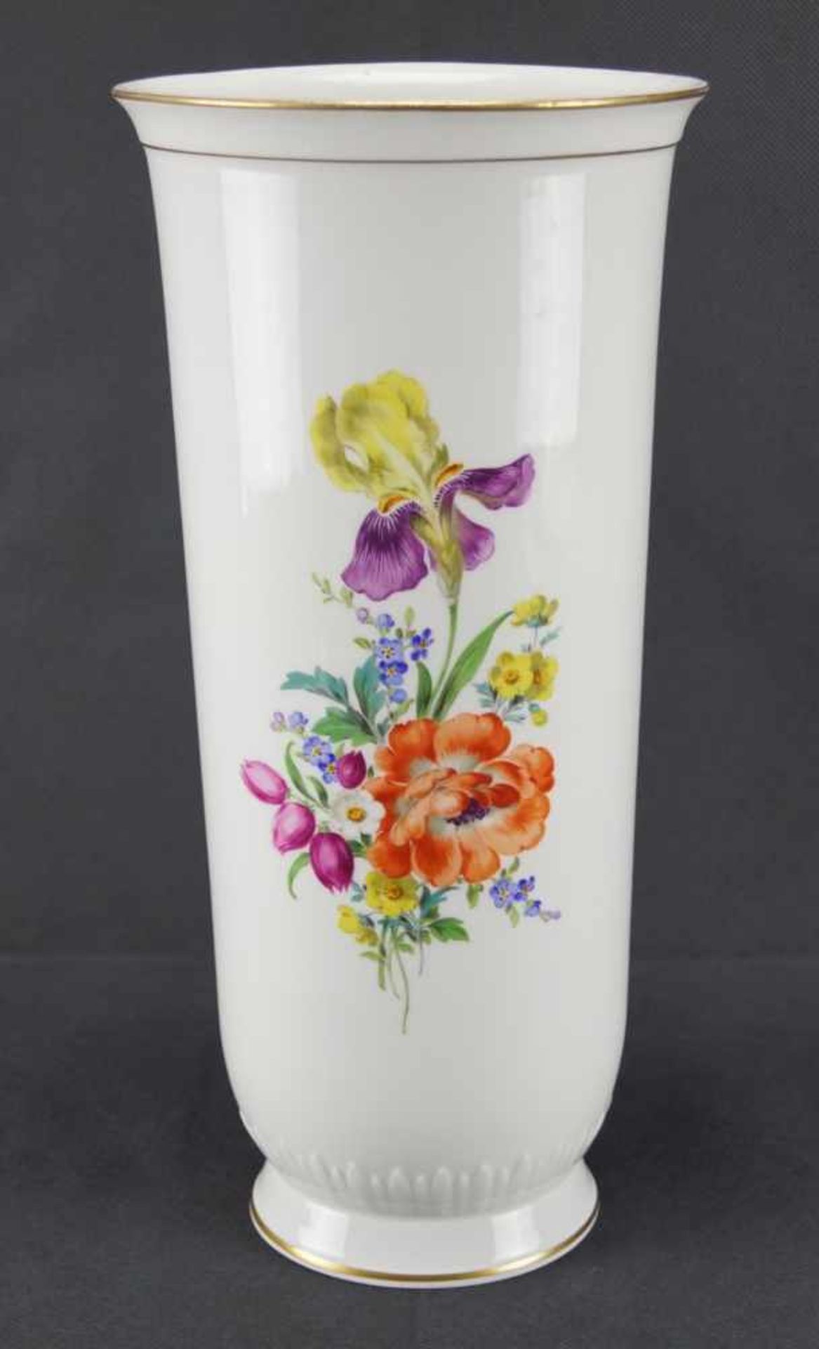 Stangenvase, MeissenSchwertermarke 1. Wahl, Bunte Blumenbukettmalerei, Goldrand, Höhe 33 cm, in sehr