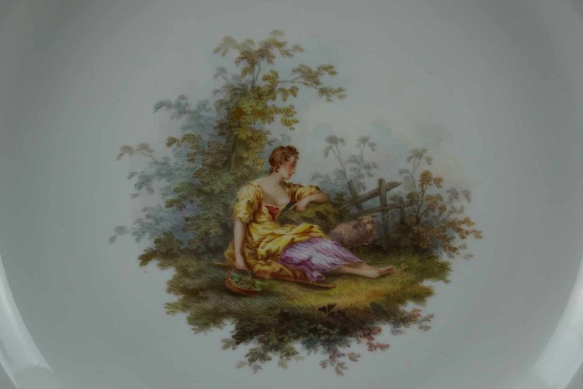 Teller, MeissenSchwertermarke Knaufzeit 1. Wahl, Bunte Watteaumalerei, Rand mit purpurner - Bild 2 aus 4