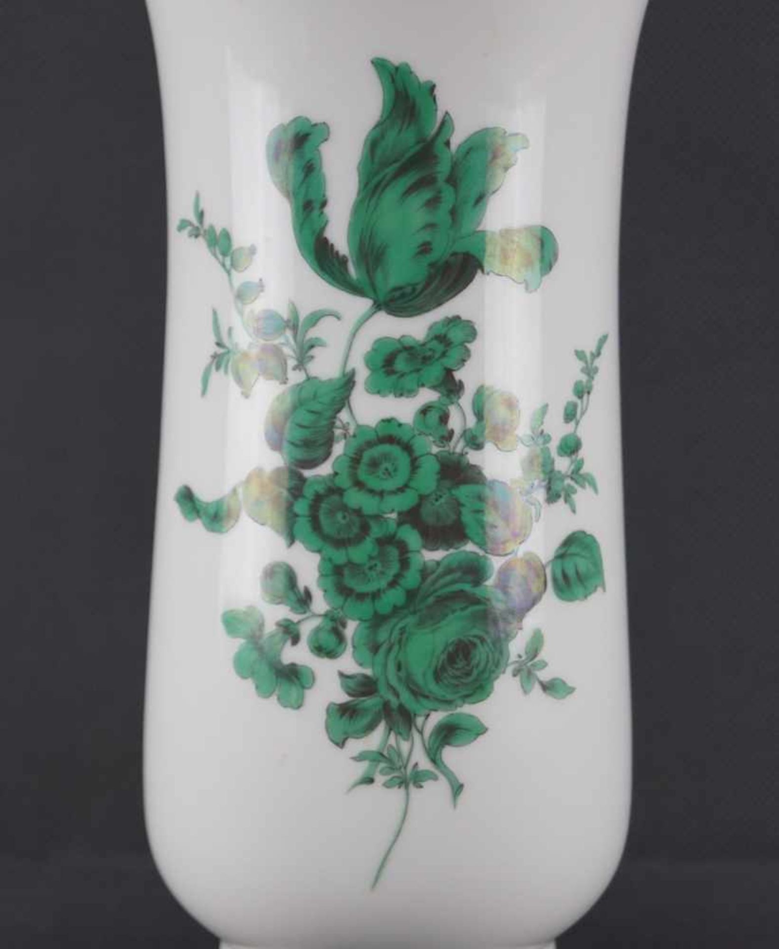 Stangenvase, MeissenSchwertermarke 1. Wahl, kupfergrüne Blumenbukettmalerei, Goldrand, Höhe 24,5 cm, - Bild 2 aus 3