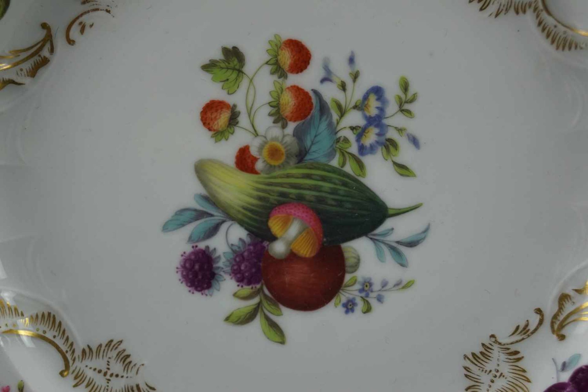 Zierteller, MeissenSchwertermarke 1815-1860 ein Schleifstrich, Fruchtmalerei in alter Manier im - Bild 2 aus 4