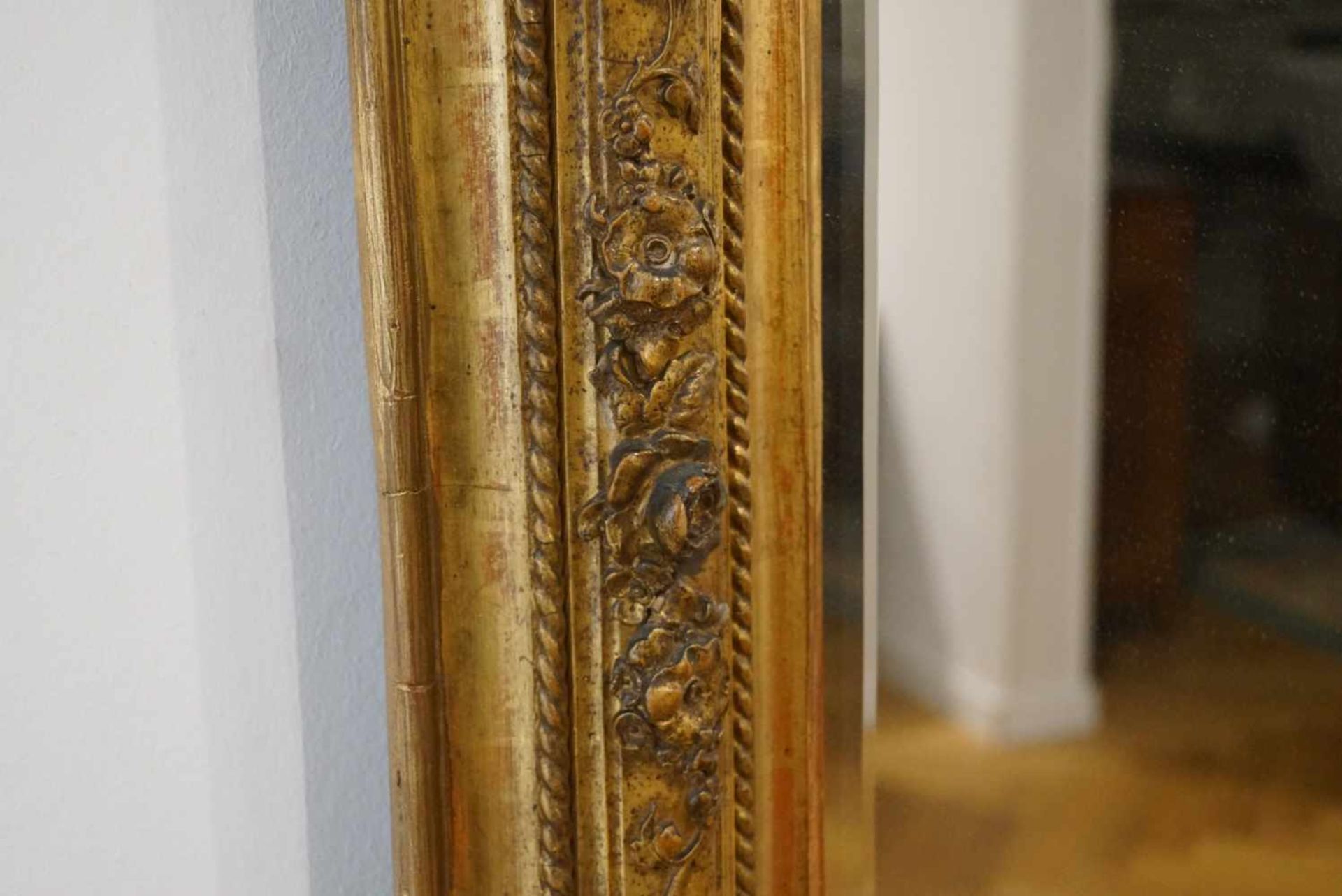 Spiegel mit BarockfassungAlte Fassung, Spiegelglas mit Facetteschliff, Höhe 147 cm x Breite 95 cm, - Bild 4 aus 4