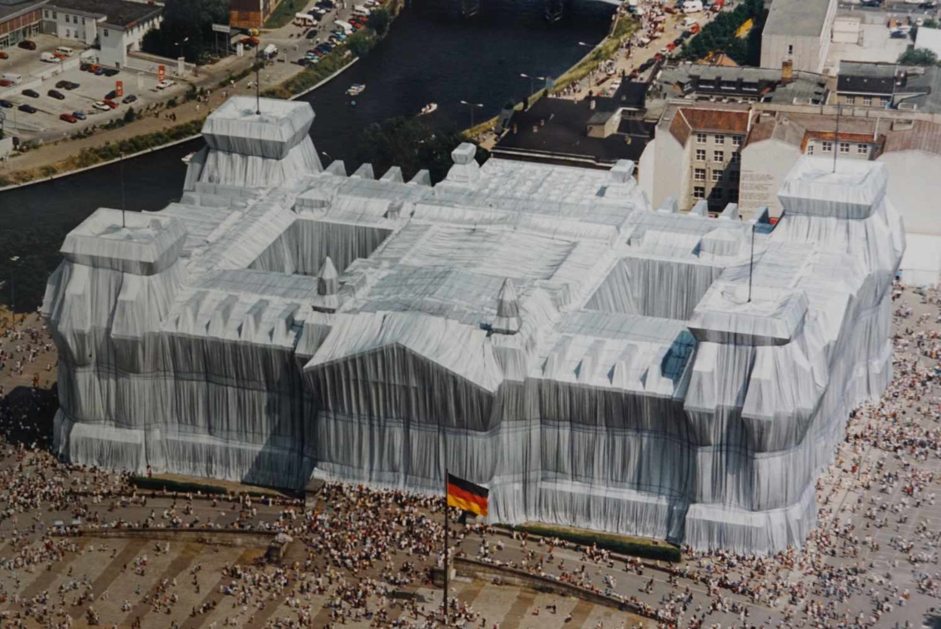 "Verhüllter Reichstag"Farbfotografie, Christo und Jean Claude, unter Glas gerahmt, Höhe 50 cm x - Bild 2 aus 2