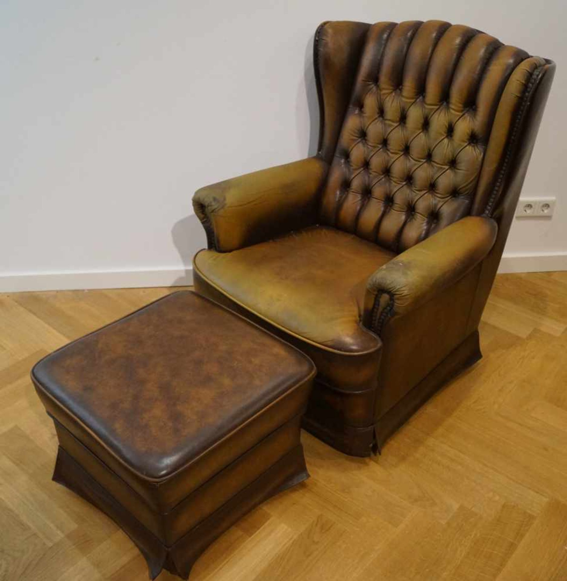 Sessel mit HockerChesterfield-Stil, braunes Leder, Maße des Sessels Höhe 103 cm x Breite 78 cm x