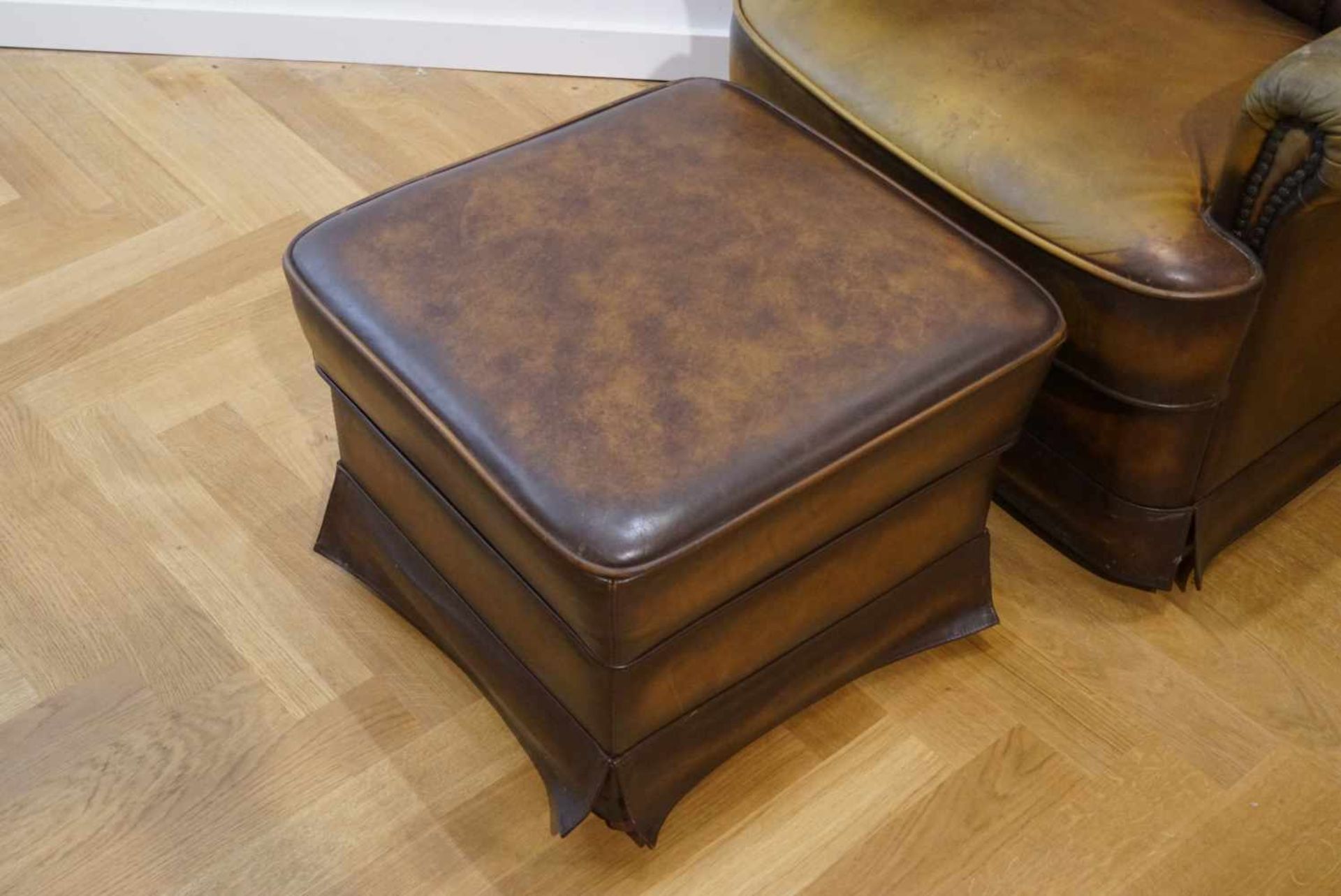 Sessel mit HockerChesterfield-Stil, braunes Leder, Maße des Sessels Höhe 103 cm x Breite 78 cm x - Bild 2 aus 4
