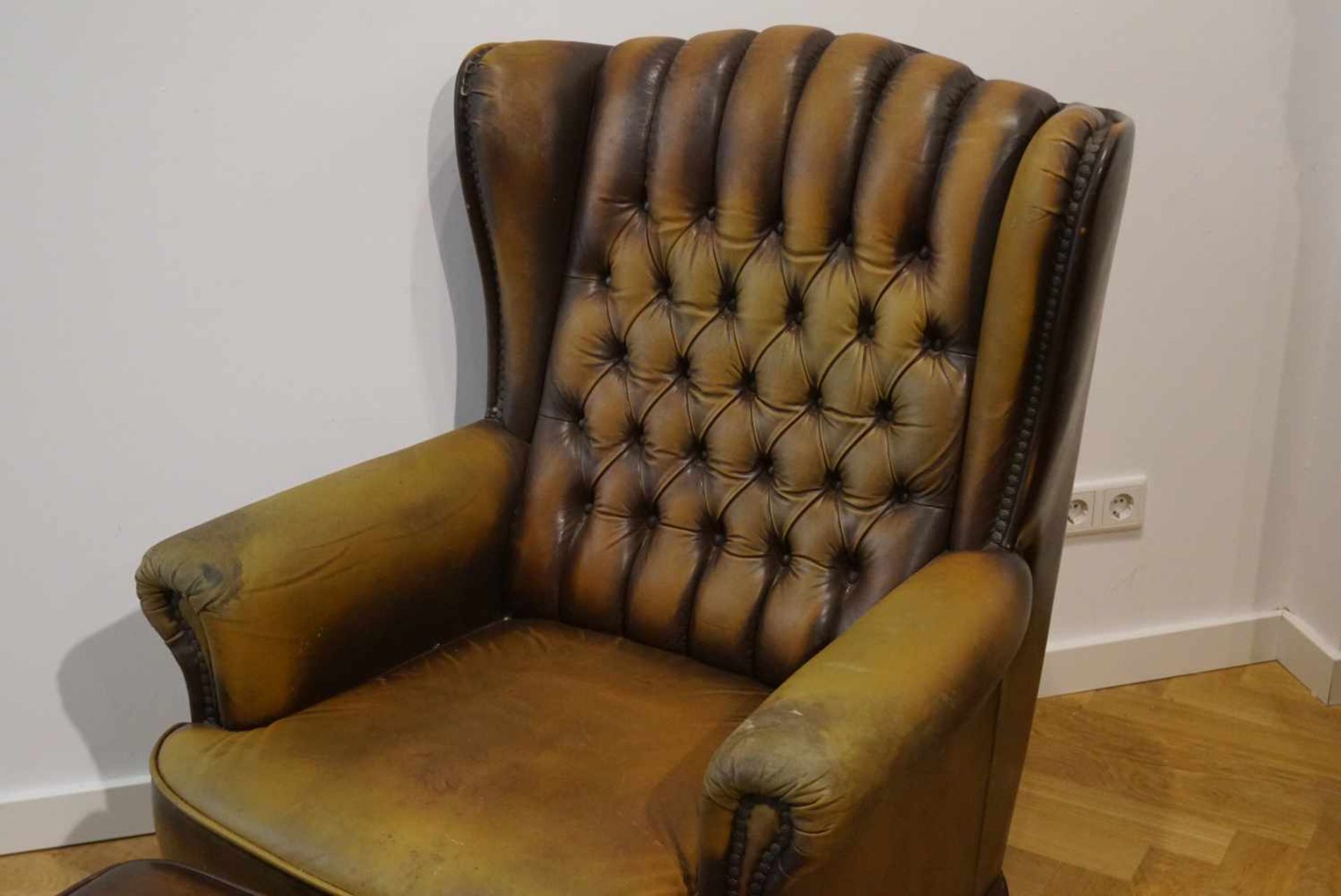 Sessel mit HockerChesterfield-Stil, braunes Leder, Maße des Sessels Höhe 103 cm x Breite 78 cm x - Bild 3 aus 4