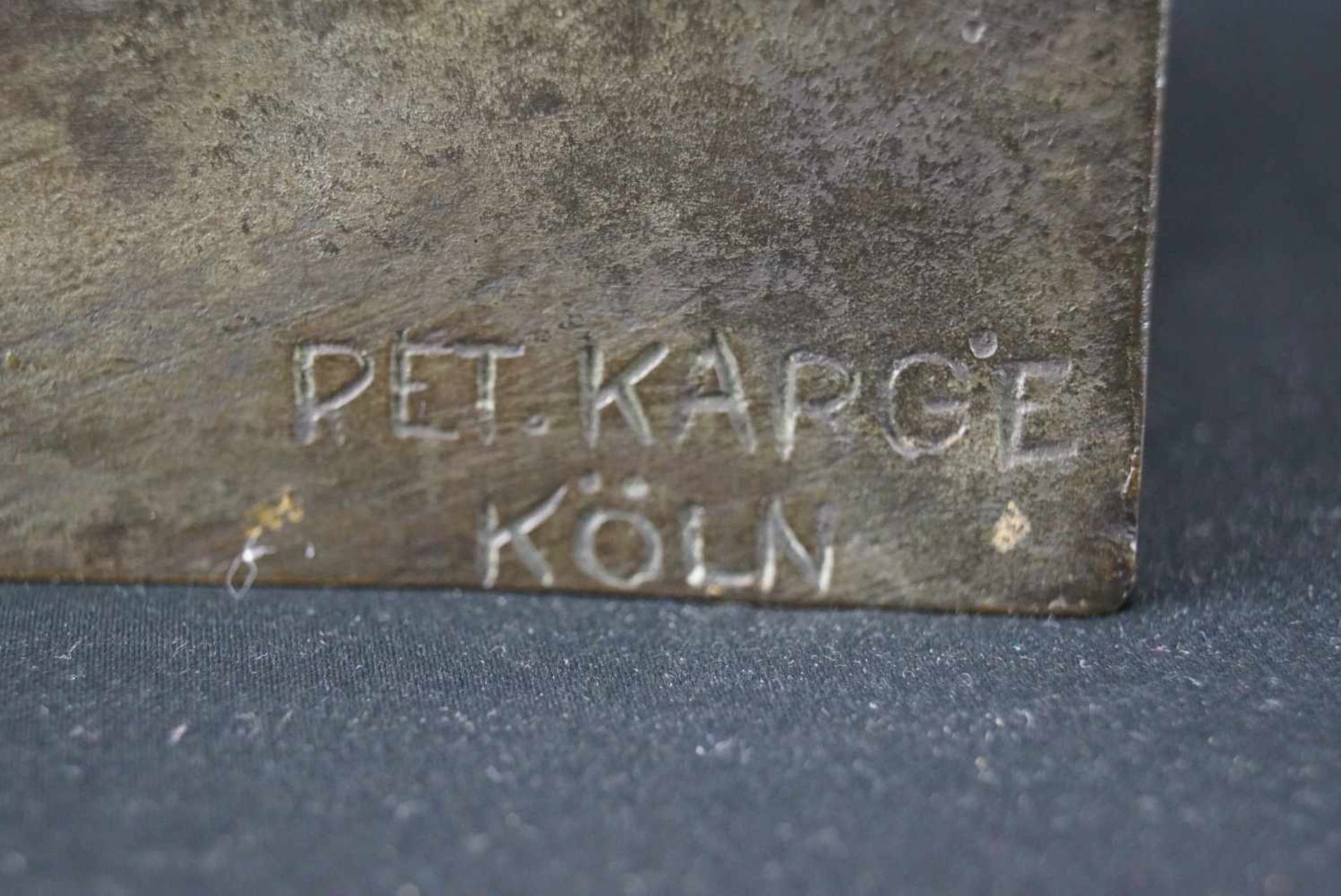 "Schuster", Peter Karge (1961-2010)Bronzevollguß, an der Rückseite des Sockels signiert, dunkel - Bild 5 aus 5