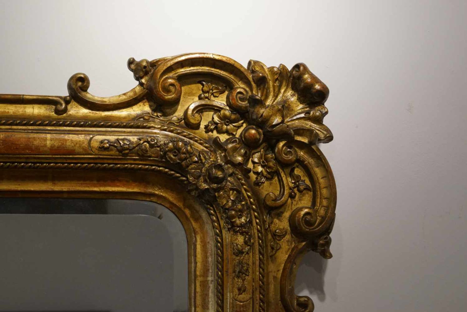 Spiegel mit BarockfassungAlte Fassung, Spiegelglas mit Facetteschliff, Höhe 147 cm x Breite 95 cm, - Bild 2 aus 4