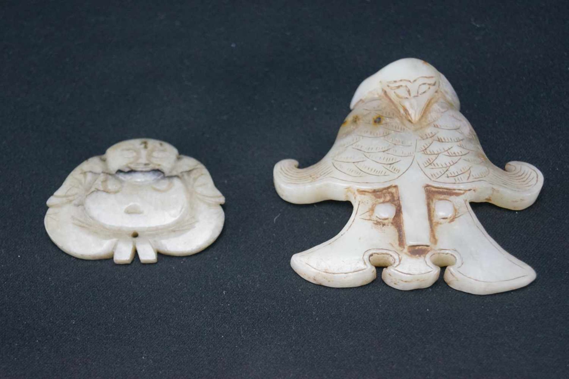 Zwei JadeschnitzereienWeiße Jade, ein stilisierter Adler und ein glücklicher Bhudda, Maße Höhe 4,4