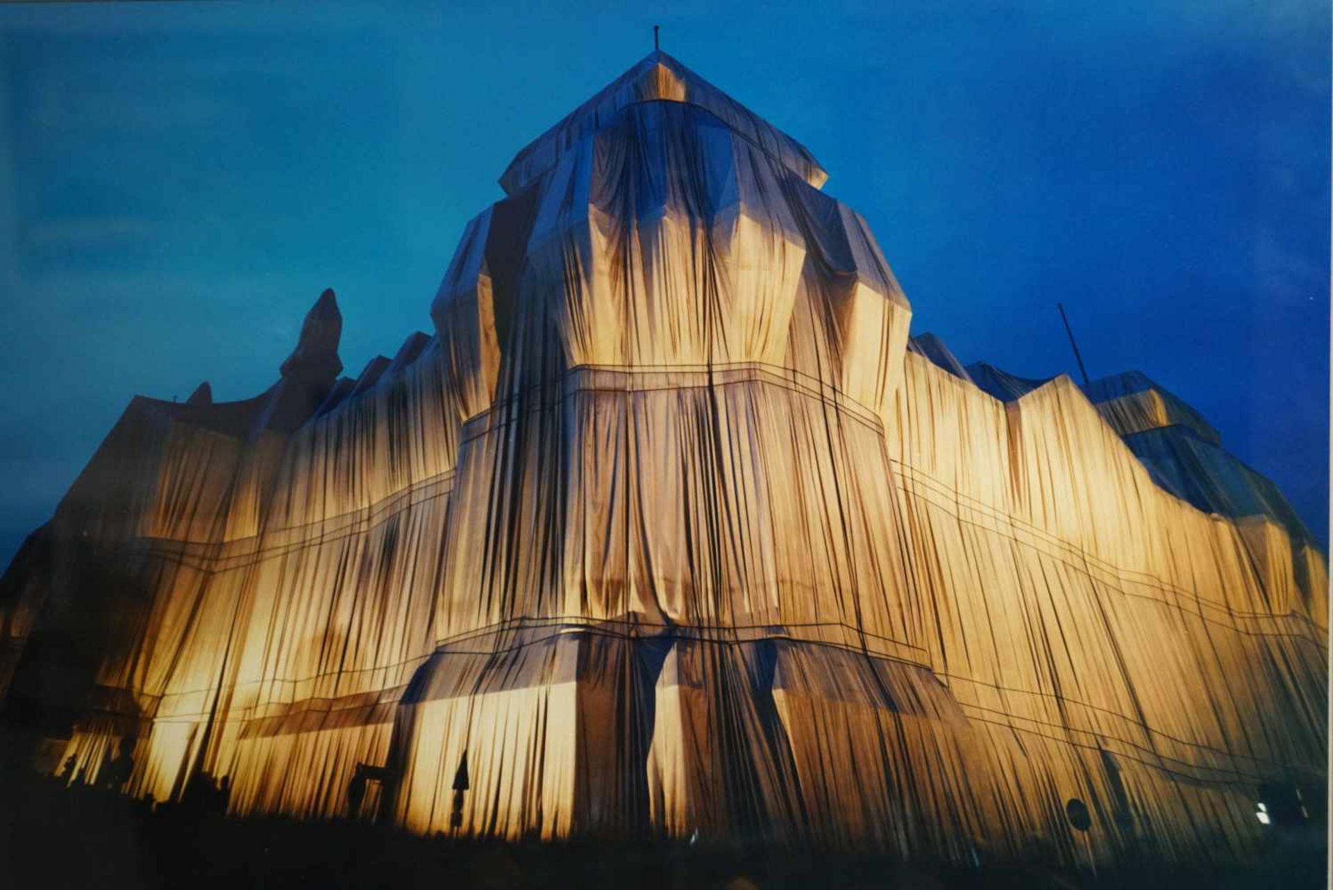 "Verhüllter Reichstag"Farbfotografie, Christo und Jean Claude, unter Glas gerahmt, Höhe 50 cm x - Image 2 of 2