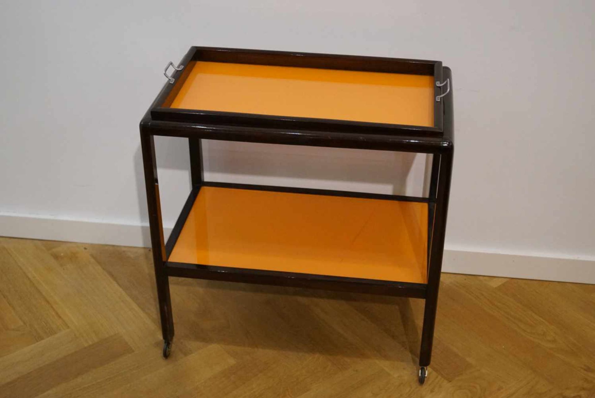 Servierwagen, Art-DecoMahagoni, gefärbte Glasböden in Orange, Tablett abnehmbar, Höhe 67,5 cm x