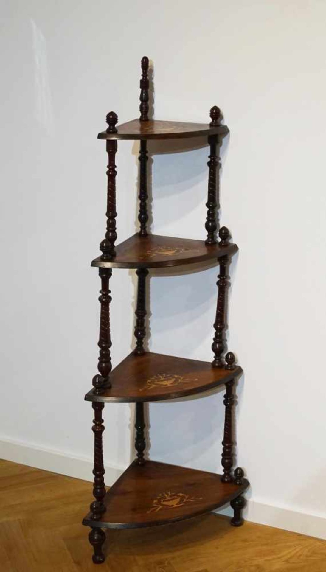 Eck-Etagere, Englandum 1900, Mahagoni, mit Intarsien in Blumenform auf jeder Etage, Höhe 145 cm x