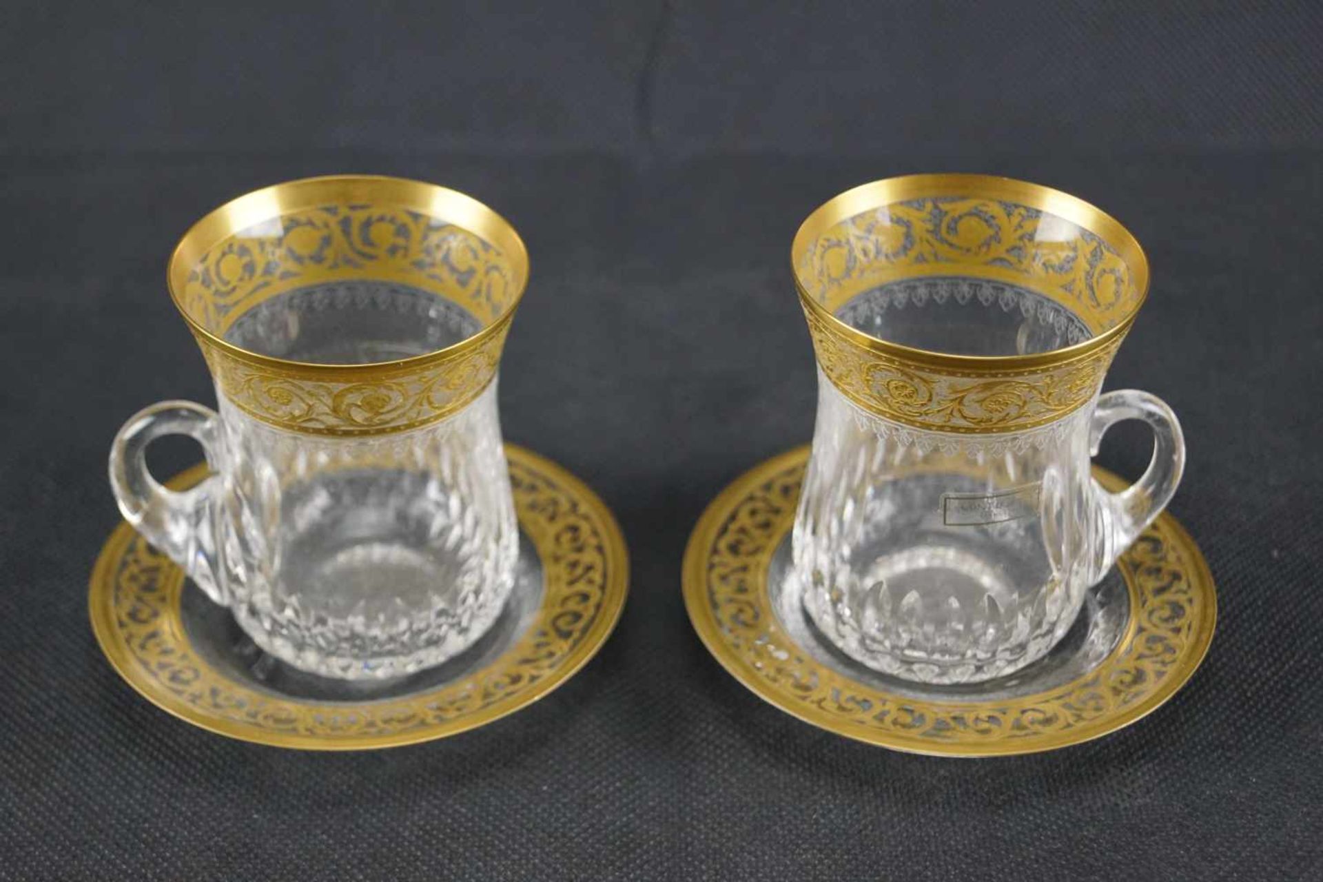 Zwei Teegläser mit Untertasse, Saint LouisMit Ätzmarke versehen, aus der Serie Thistle Gold, Höhe
