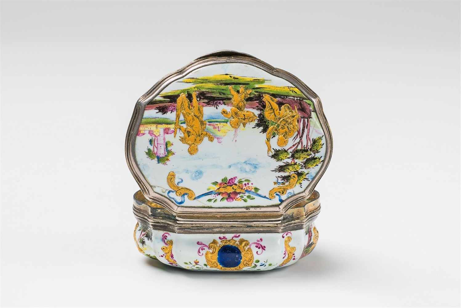 An enamelled snuff box with mythological decor Copper box with vermeil mountings and "Email de Saxe" - Image 3 of 7