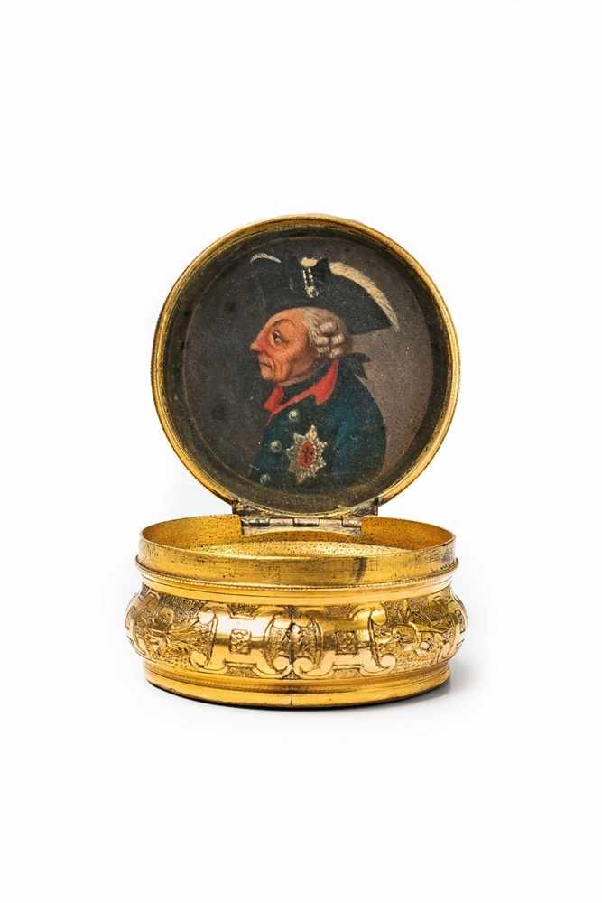 Pill box with a portrait miniature of Frederick II Embossed and engraved copper, tortoiseshell - Image 2 of 2