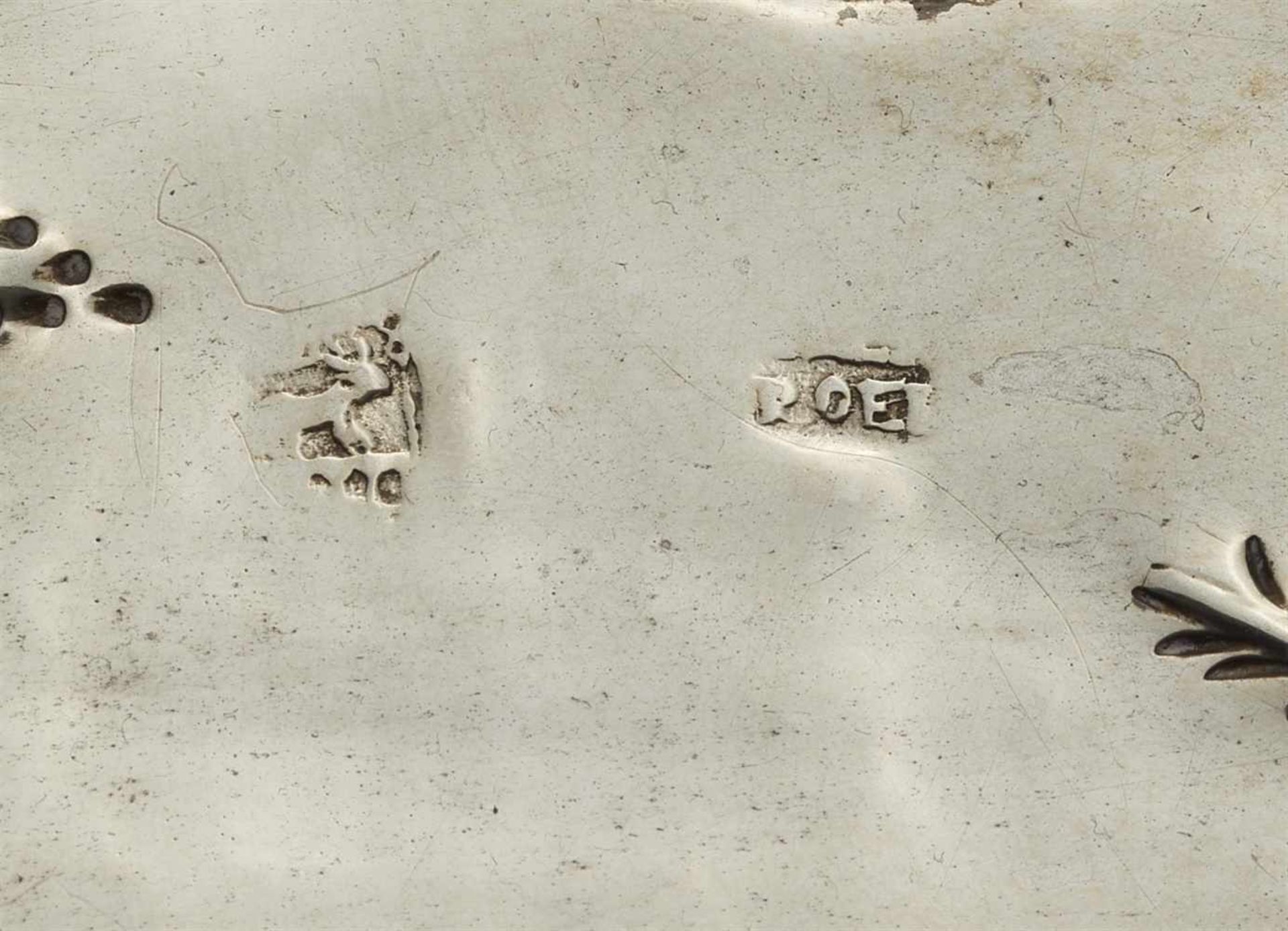 Seltene Güstrower Schauplatte Silber. Ovale Platte mit gekniffenem Rand; die breite Fahne mit - Bild 2 aus 2