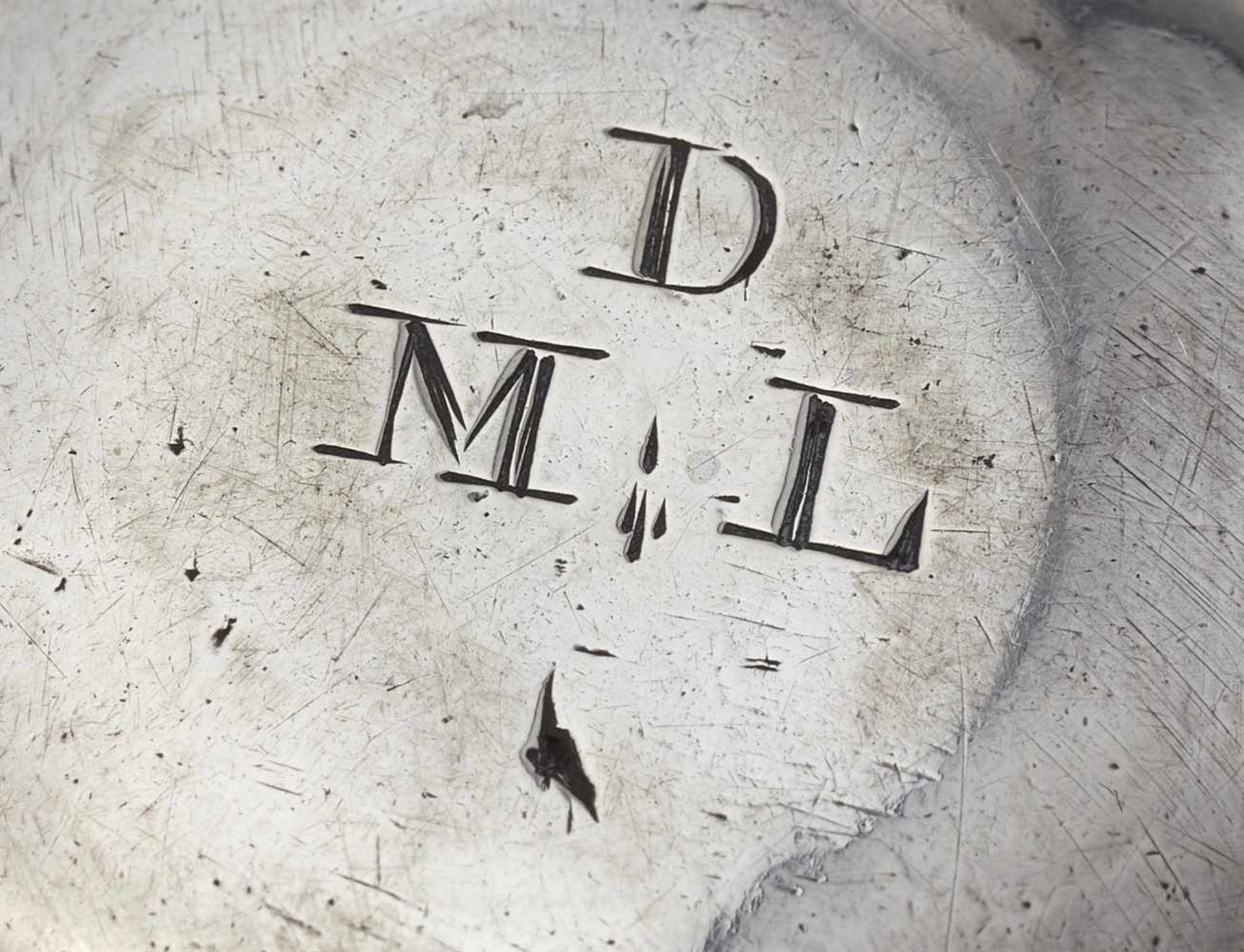 George II Tumbler Silber. Unterseitig Monogrammgravur "DML". Marken: BZ London für 1733, das - Bild 2 aus 3
