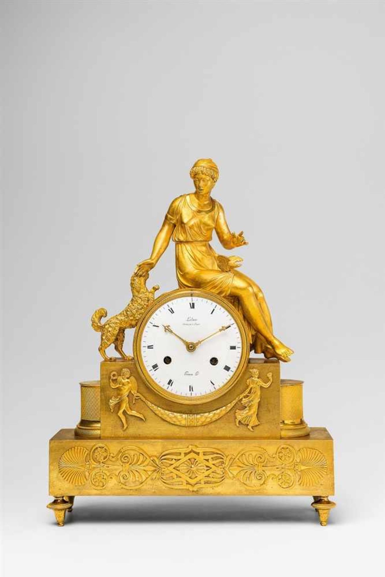 Pendule d´époque Restauration Feuervergoldete Bronze, weißes Emailzifferblatt, vergoldete Zeiger.
