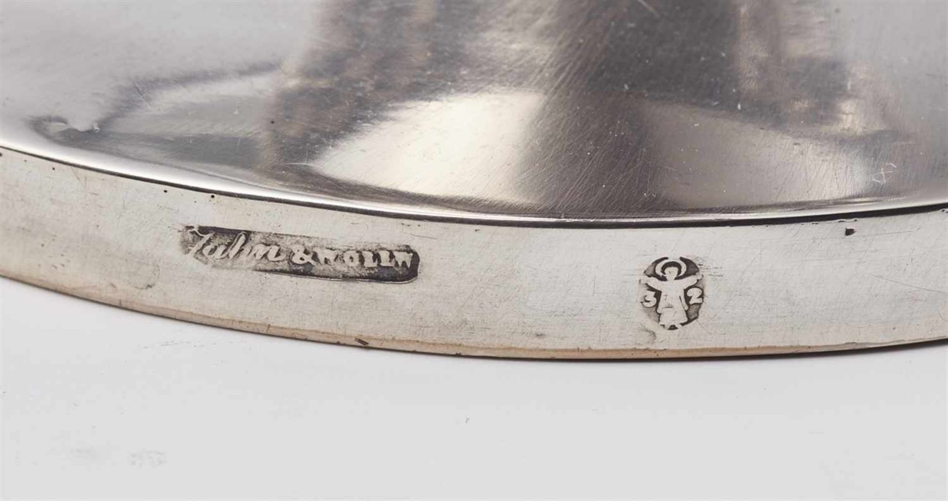 Paar Biedermeierleuchter Silber. Runder Fuß und wenig gebauchter Schaft mit zwei reliefierten - Bild 2 aus 2