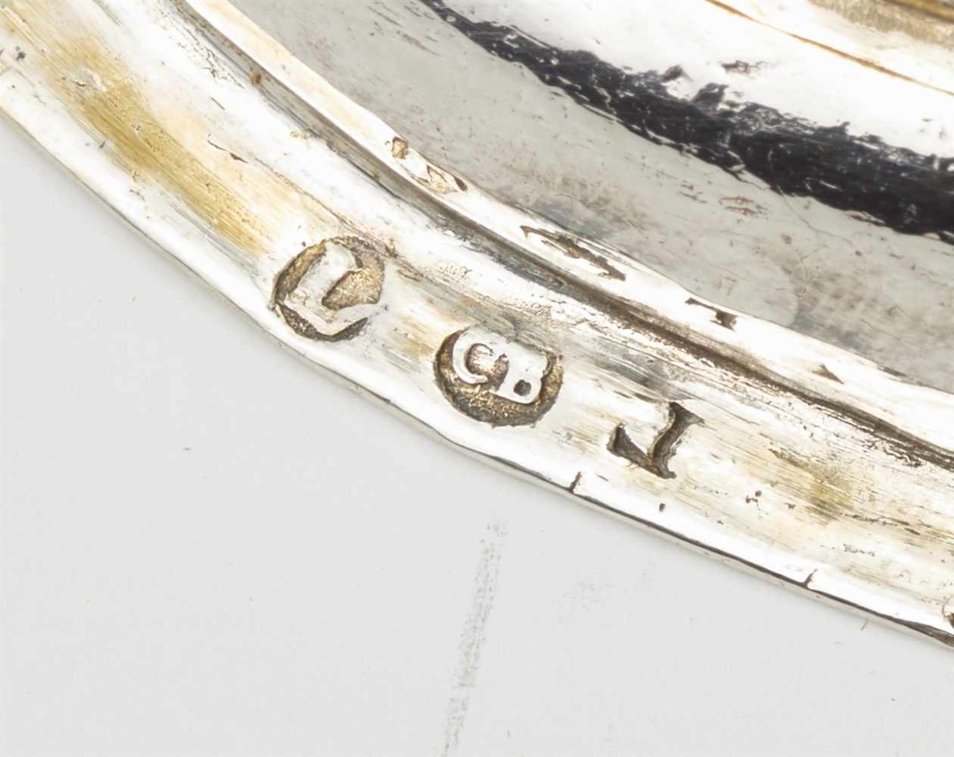 Leipziger Abendmahlskanne Silber, getrieben und gegossen; teilweise vergoldet. Profilierter Fußwulst - Bild 2 aus 2