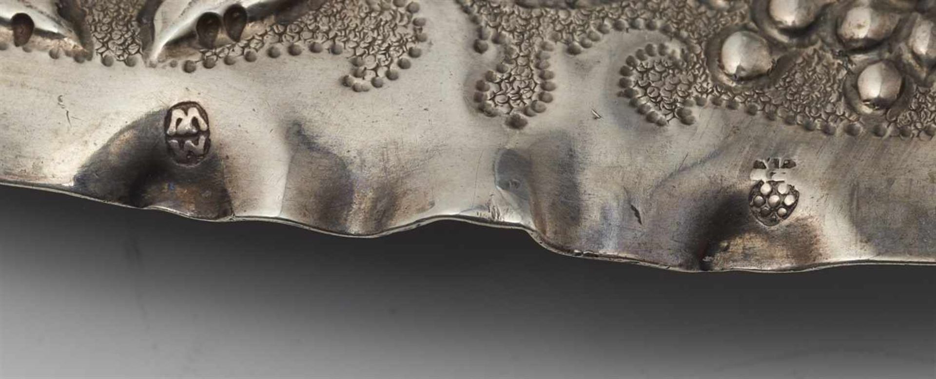 Augsburger Schauplatte Silber. Ovale Platte mit der fein ziselierten Darstellung eines Vogels - Bild 2 aus 2