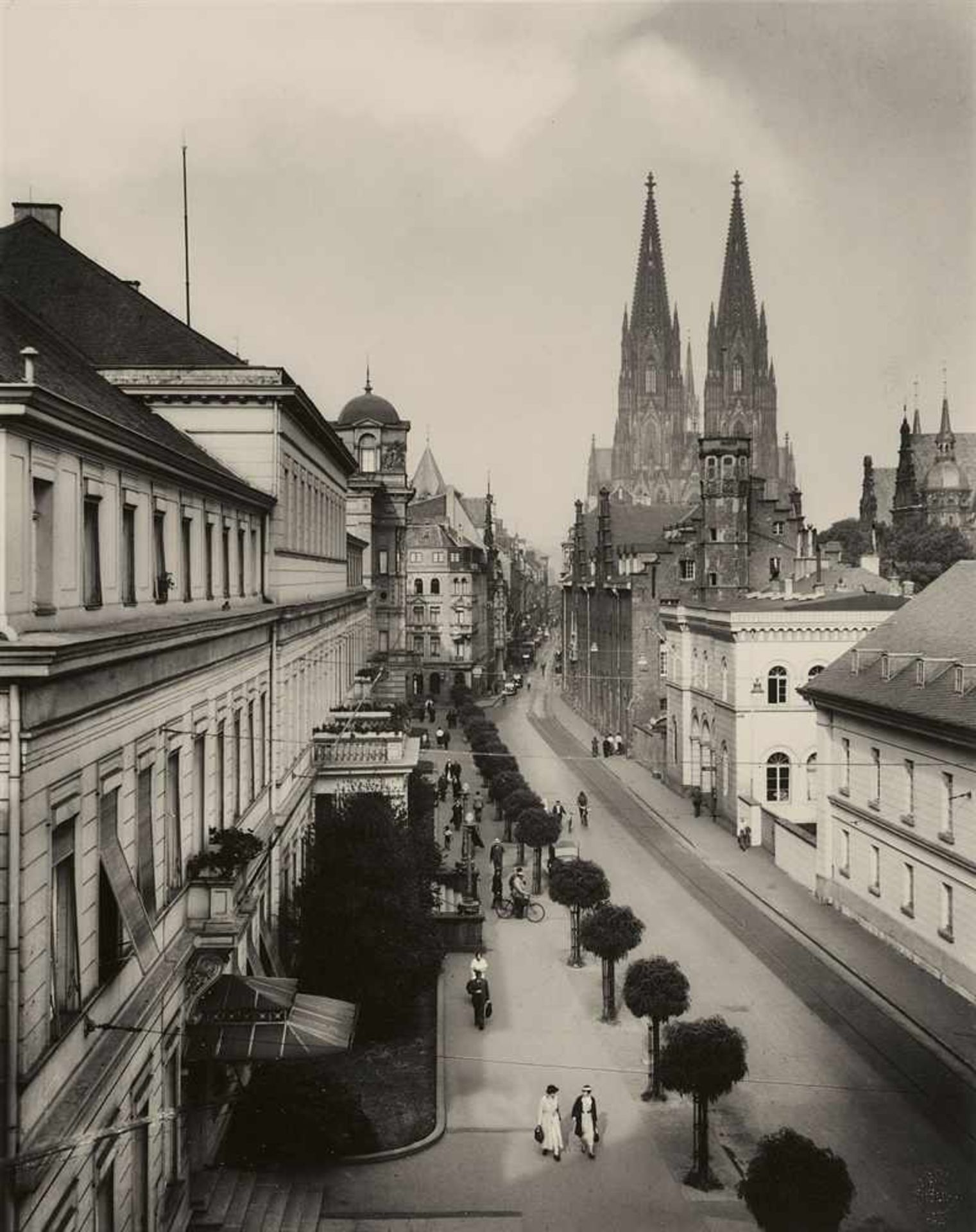 August SanderZeughausstraße Gelatinesilberabzug vor 1953. 28,5 x 22,5 cm. Unten rechts mit