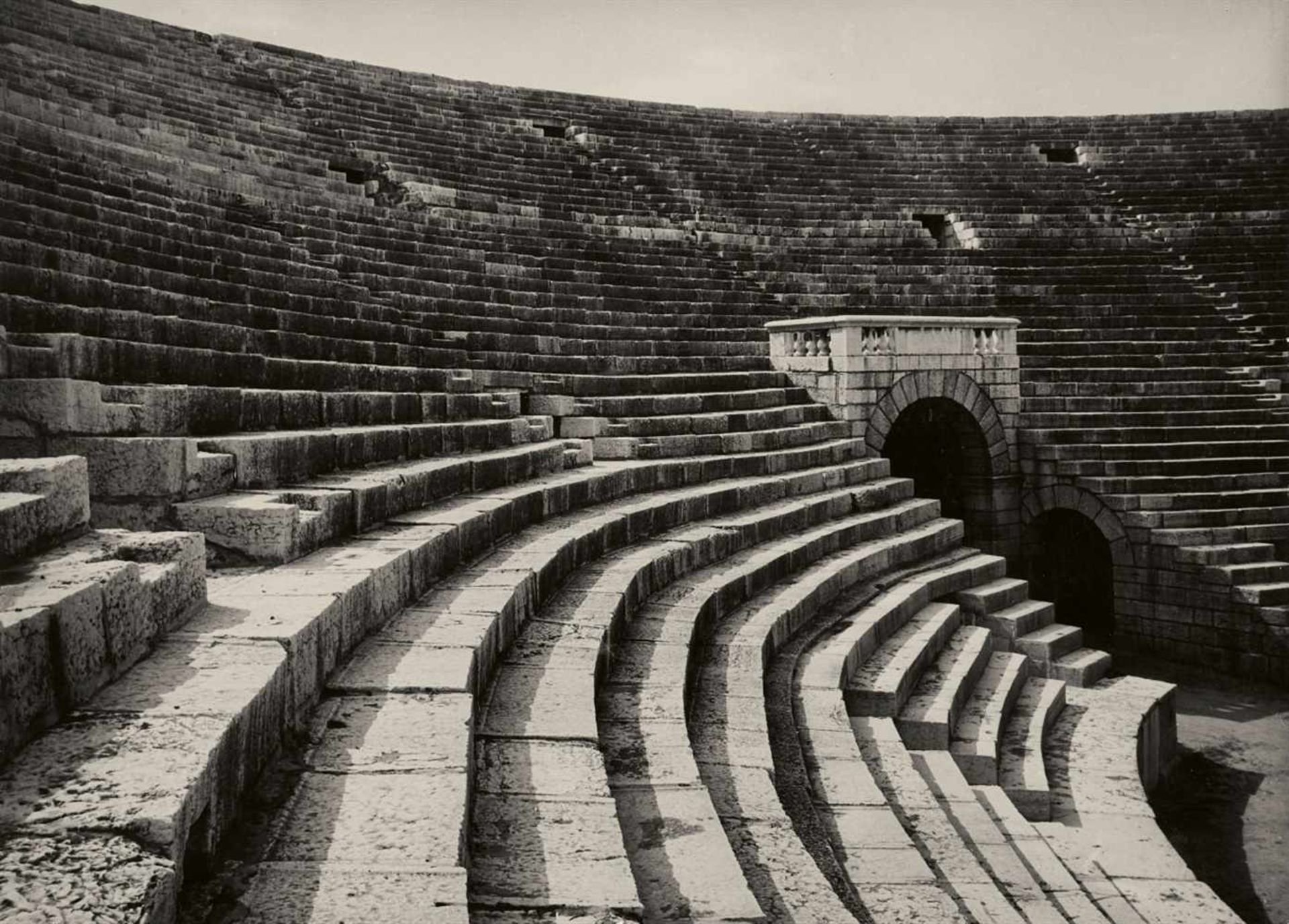 Albert Renger-PatzschTheater in Verona Vintage, Gelatinesilberabzug. 22,8 x 16,6 cm (22,9 x 16,6