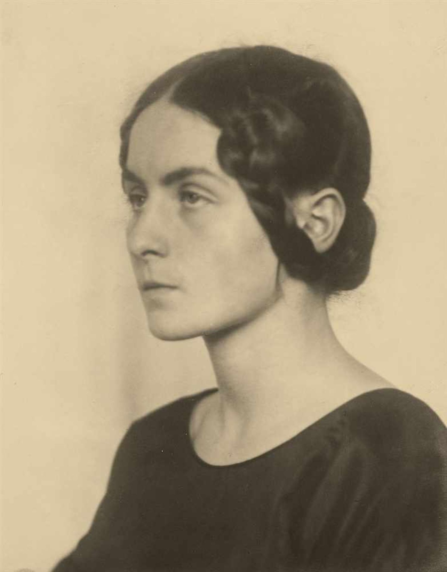 August SanderPortrait Ilse Garthmann Vintage, Gelatinesilberabzug. 14,5 x 11,3 cm. Auf