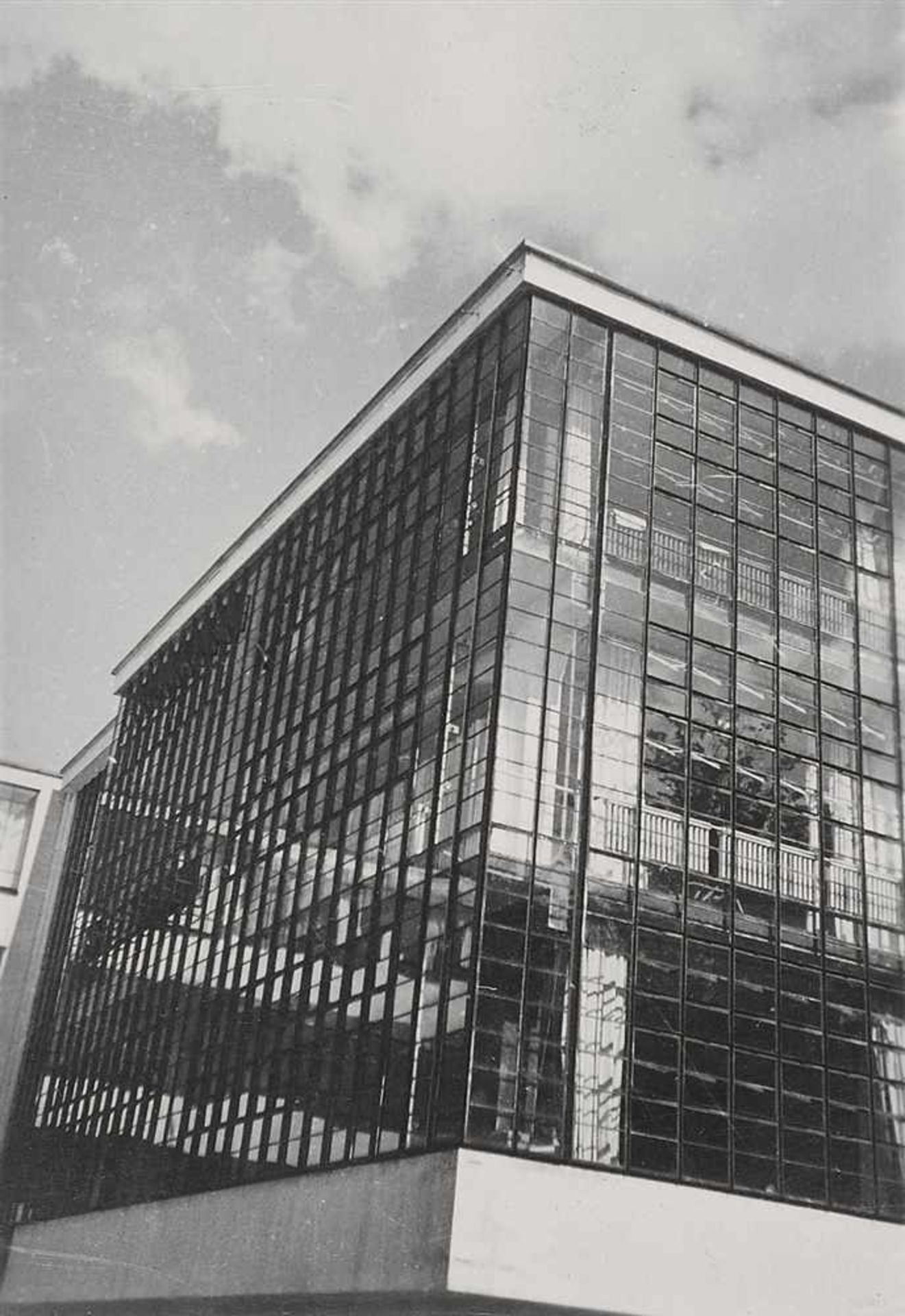 Albert HennigOhne Titel (Bauhaus-Fassade, Dessau) Vintage, Gelatinesilberabzug hochglänzend auf