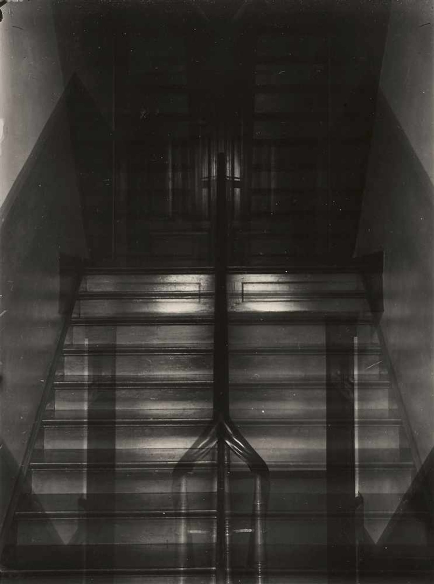 Kurt KranzEingangs Treppe I Vintage, Gelatinesilberabzug. 11,3 x 8,4 cm (11,6 x 8,8 cm).
