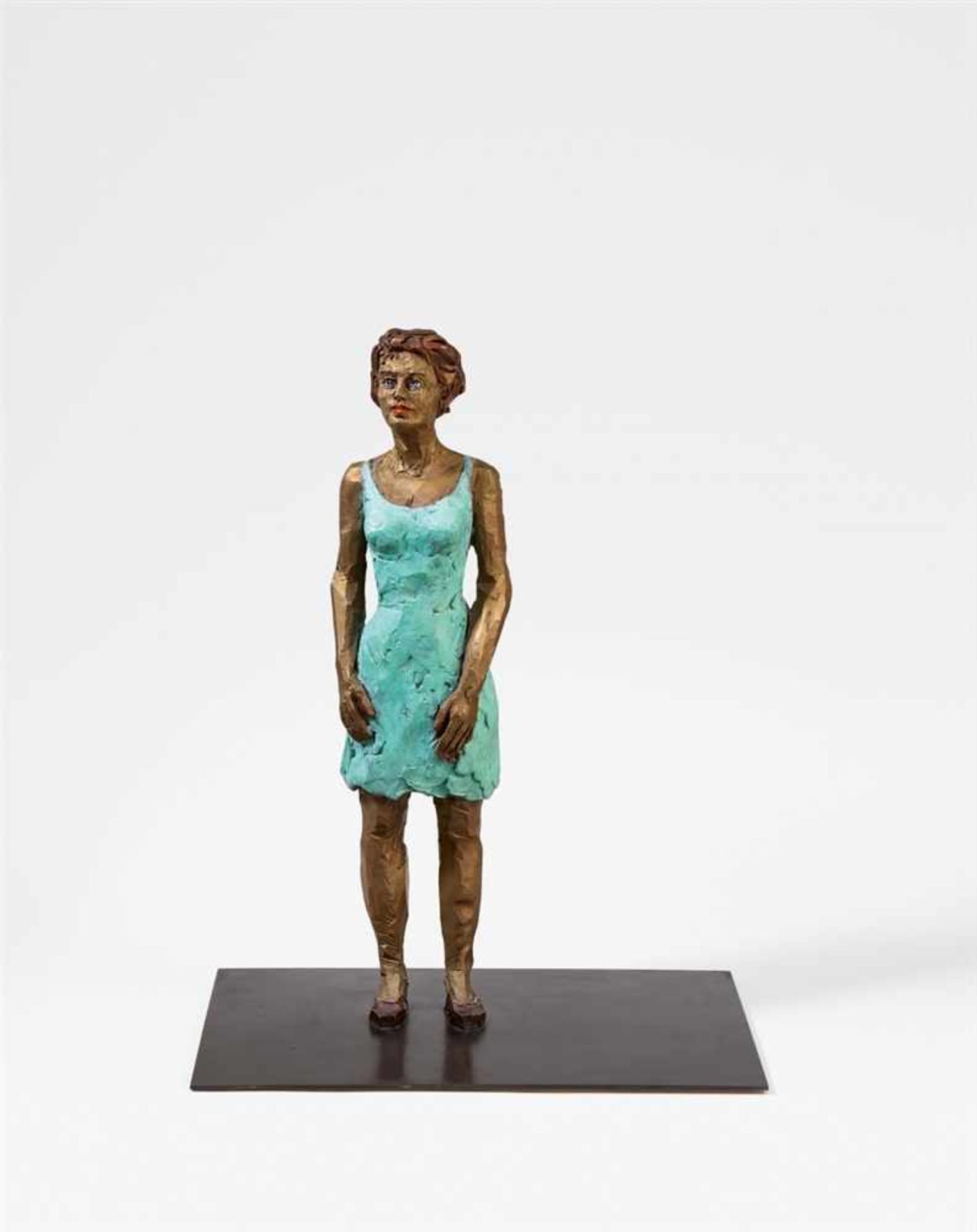 Stephan BalkenholFrau Bronze, patiniert und farbig gefasst. 56 x 14,5 x 12 cm. Auf Metallplinthe 0,5