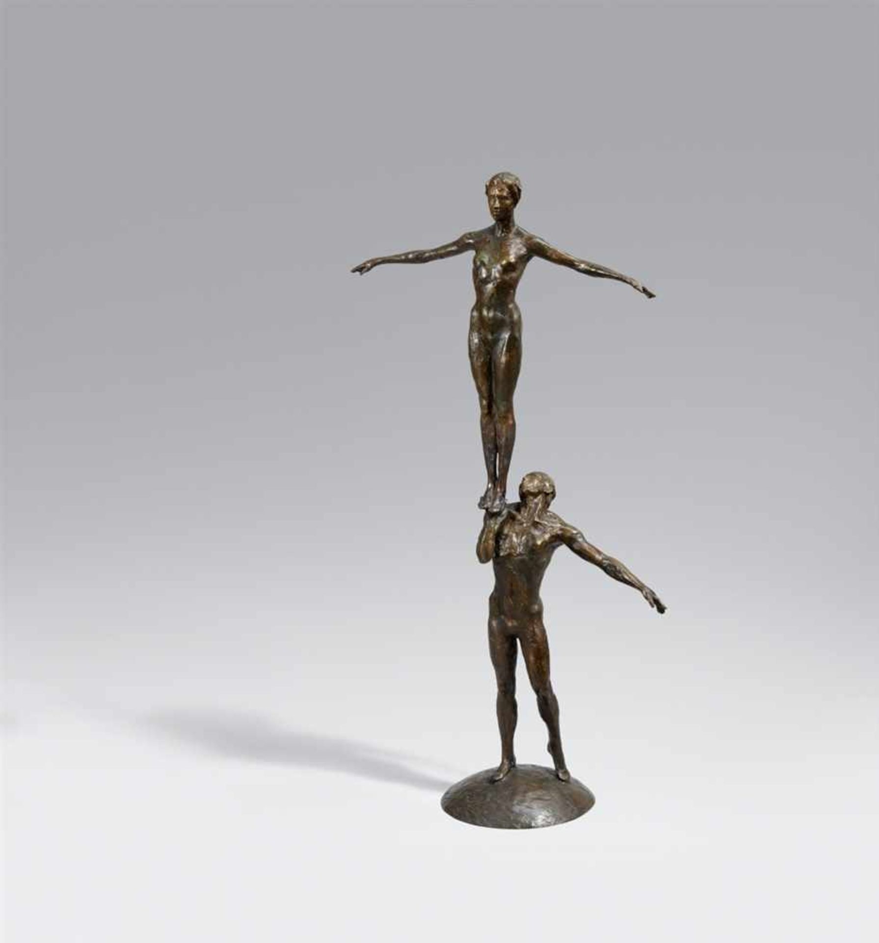 Kees VerkadeLe Cirque Bronze mit dunkel-brauner Patina. Höhe ca. 125 cm. Auf der Plinthe geritzt