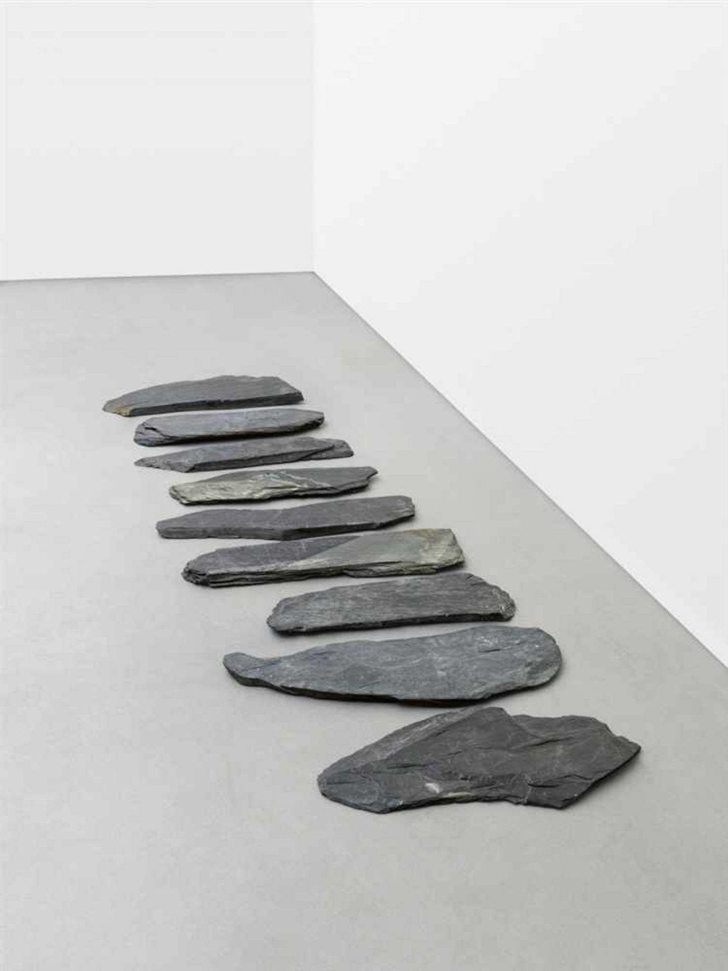 Richard Long9 Stones 9 Schiefersteine, Ardennen. Von ca. 63 x 18 x 2,5 cm bis ca. 75 x 21 x 2,8