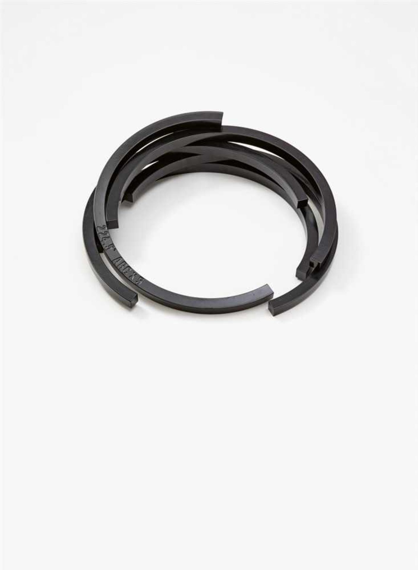 Bernar Venet224,5° Arc x 5 Aluminium, schwarz gefasst. 13 x 57 x 54 cm. Gestempelt betitelt. Auf der