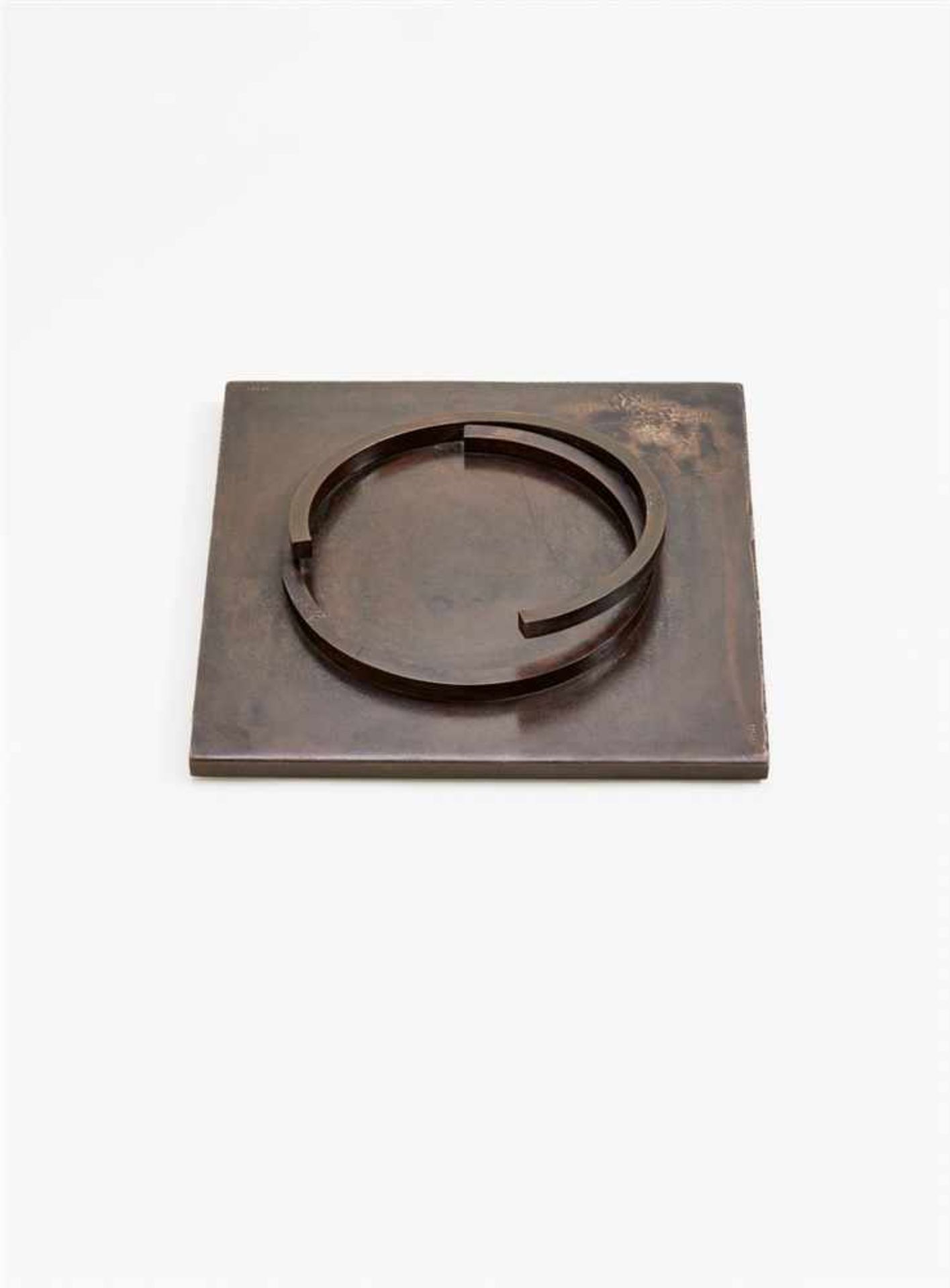 Bernar Venet271° Bronze mit brauner Patina. 8 x 45 x 45 cm. Zweifach gestempelt signiert und