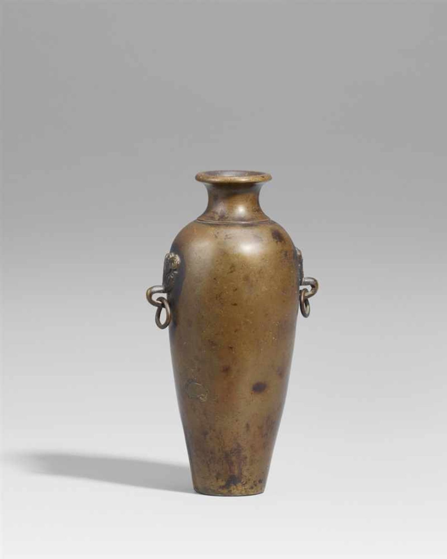 Kleine Vase. Bronze. Qing-Zeit Gestreckte Eiform mit taotie-Masken mit beweglichen Ringhenkeln.