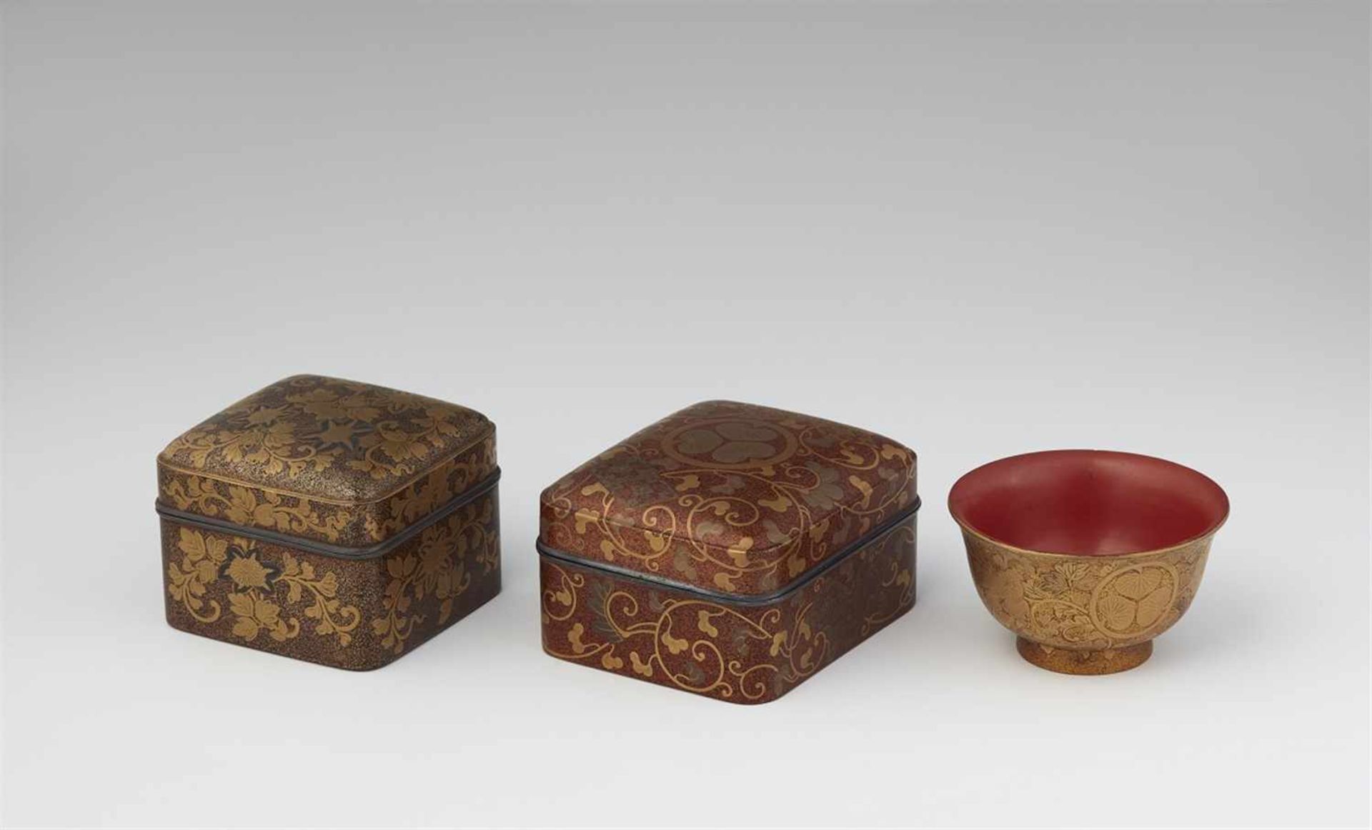 Drei maki-e-Lackgegenstände. Edo-Zeit a) An allen Seiten dekoriert mit Klematisranke auf nashiji-