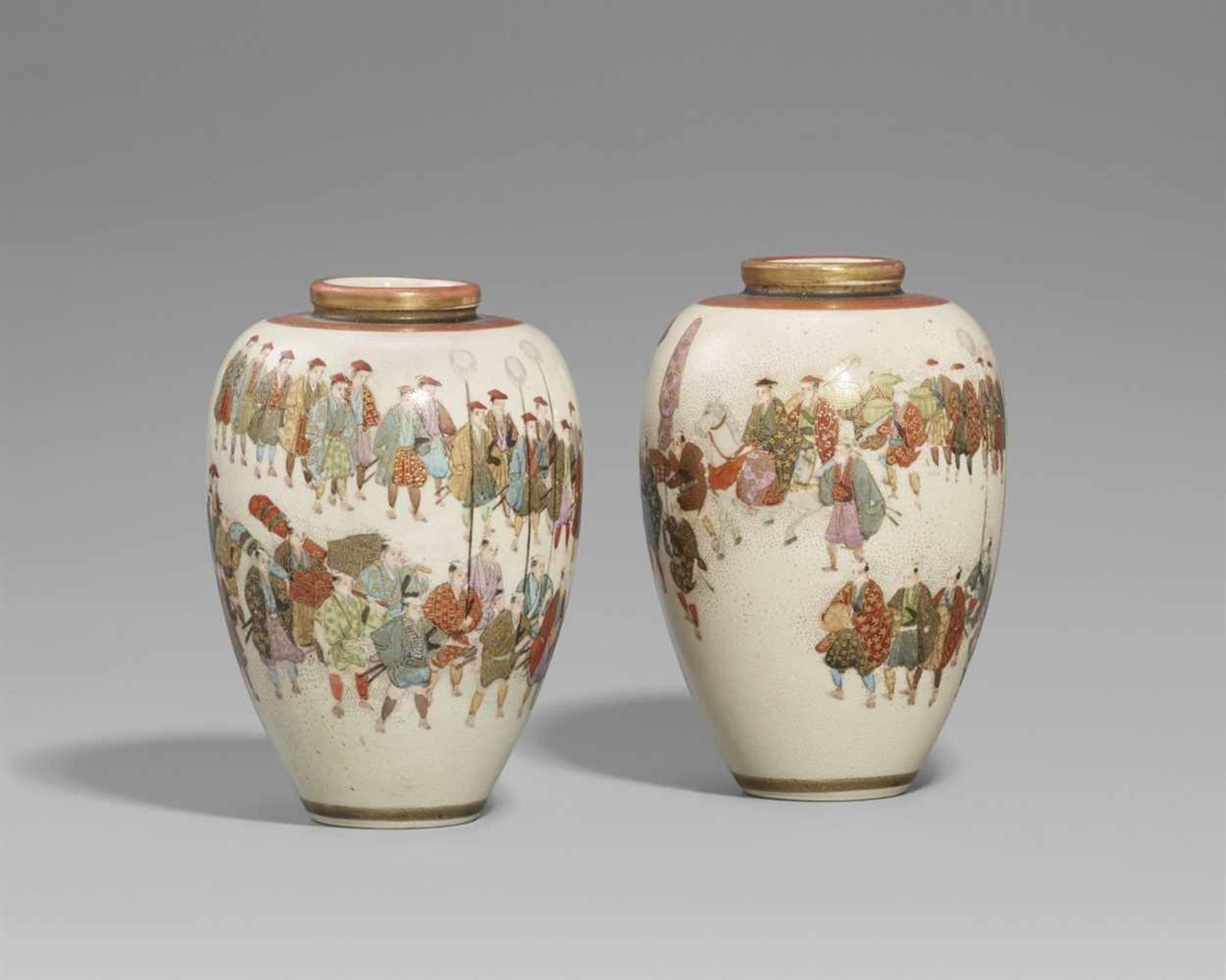 Paar Satsuma-Vasen. Um 1900 Eiförmig. In Emailmalerei und Gold daimyô-Prozession. Eine Vase oberhalb