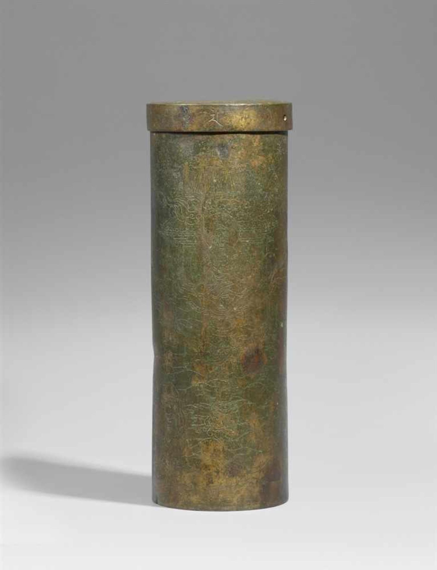 Sutrenbehälter (kyôzutsu) mit flachem Deckel. Bronze. 17./18. Jh. oder früher Zylindrisch. In Gravur