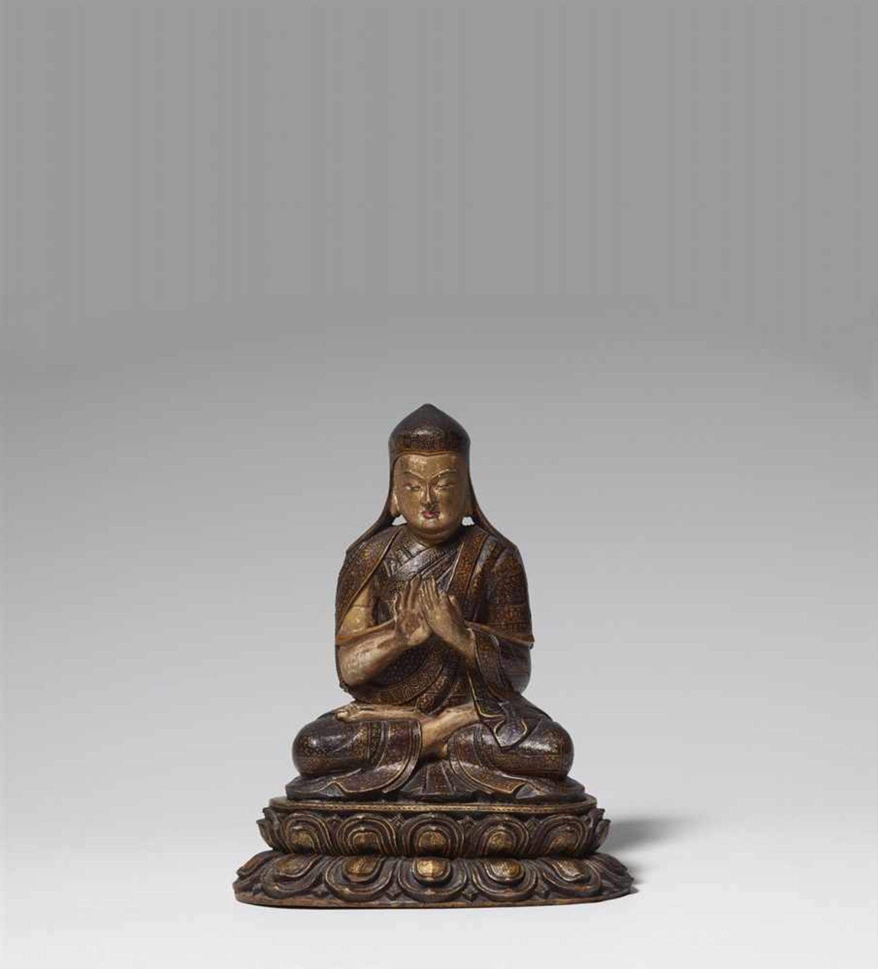 Sehr fein gearbeitete Figur eines Sakya lamas, wohl Künga Gyeltshen (1182-1251). Holz, bemalt.