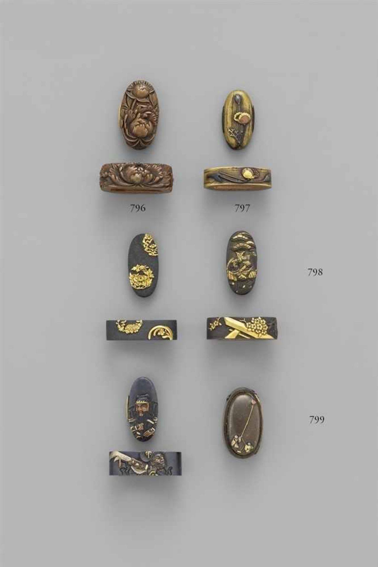 Zwei fuchi-kashira. Shibuichi. 18./19. Jh. Dekoriert in farbigem Relief. a) Auf dem kashira