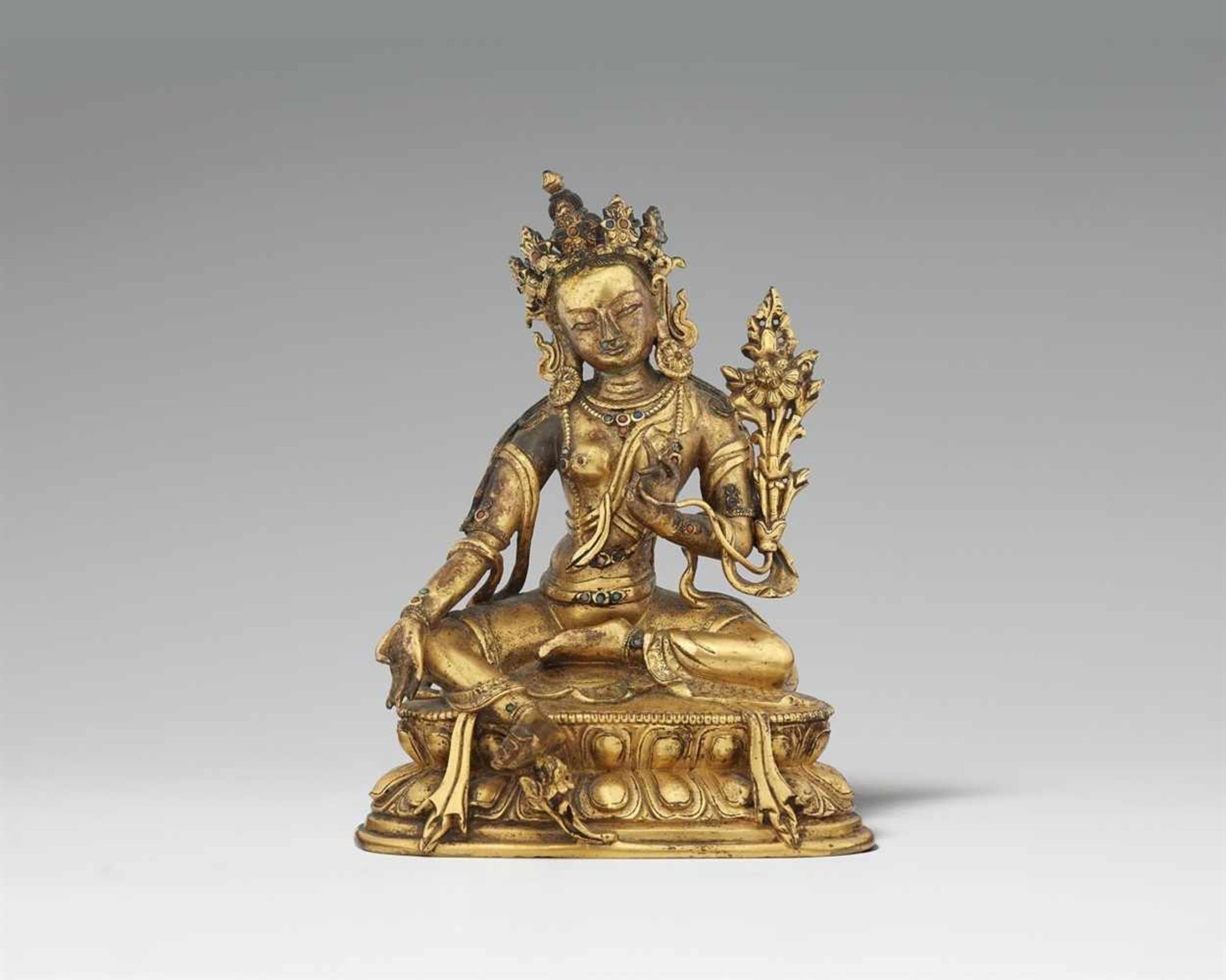 Syamatara. Feuervergoldete Bronze. Sinotibetisch. 18. Jh. Die grüne Tara sitzt in lalitasana auf